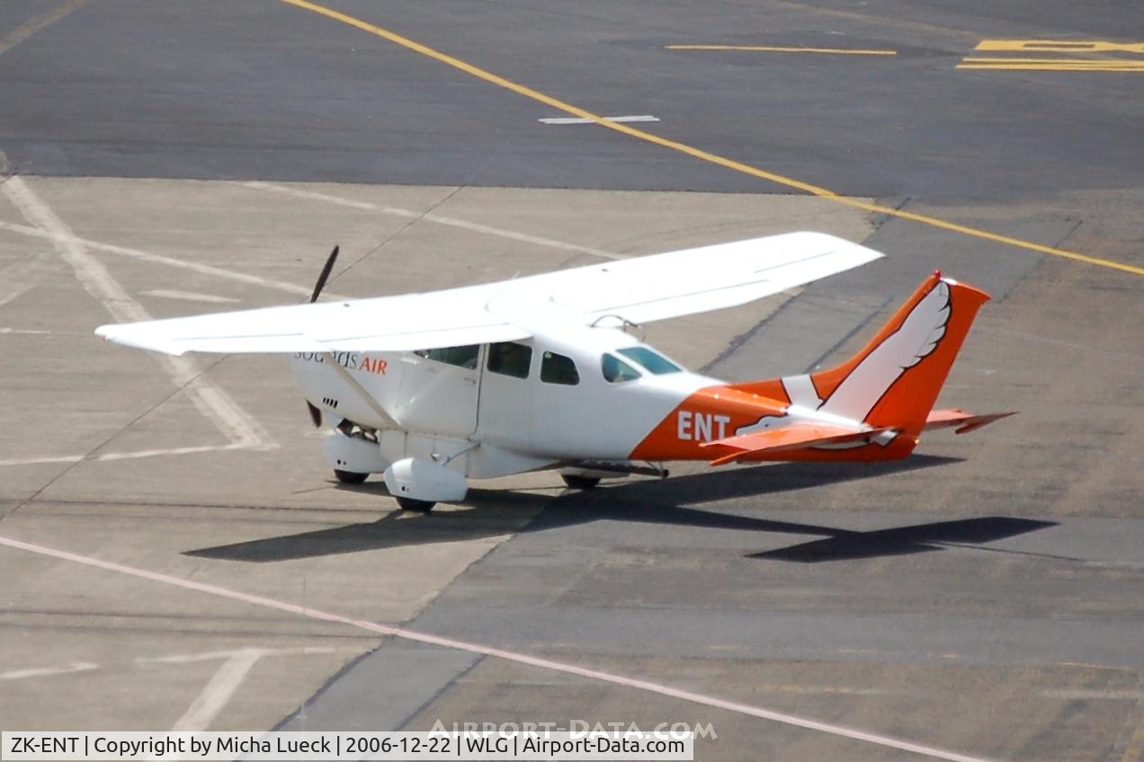 ZK-ENT, Cessna U206G Stationair C/N U20603667, Taxiing to the runway