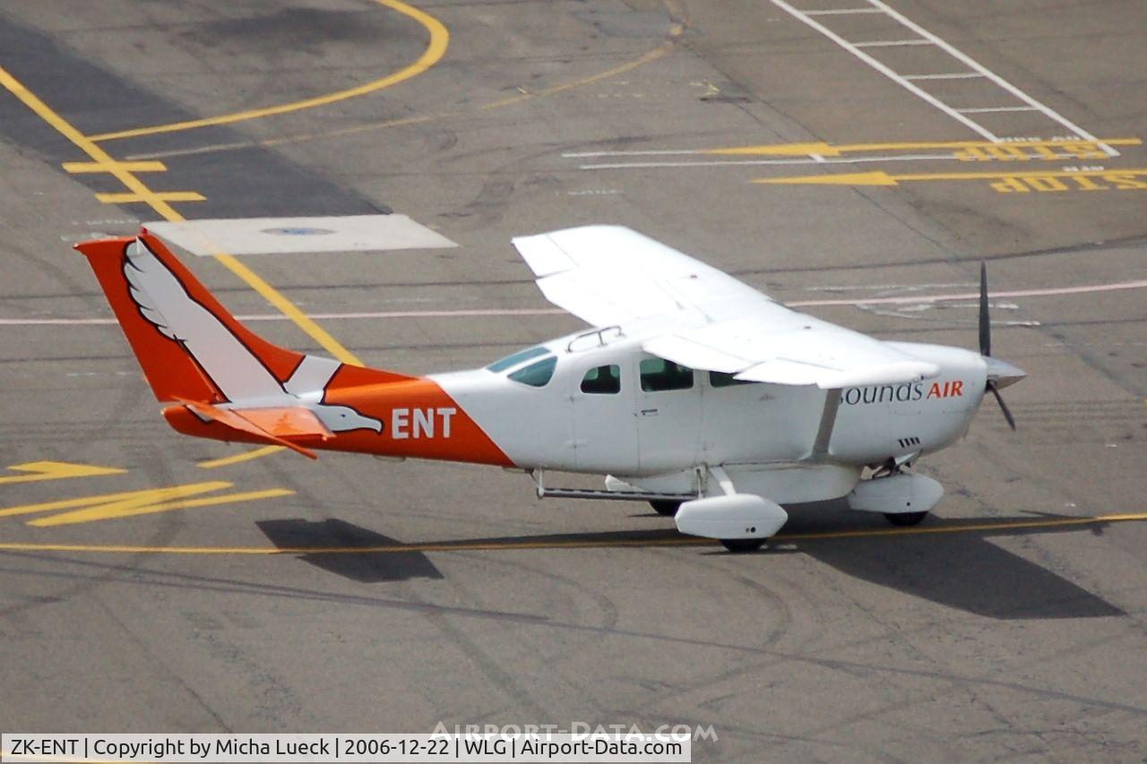 ZK-ENT, Cessna U206G Stationair C/N U20603667, Taxiing to the gate