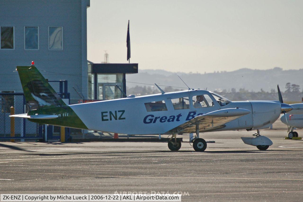 ZK-ENZ, Piper PA-32-260 Cherokee Six Cherokee Six C/N 32-1117, Taxiing to the runway