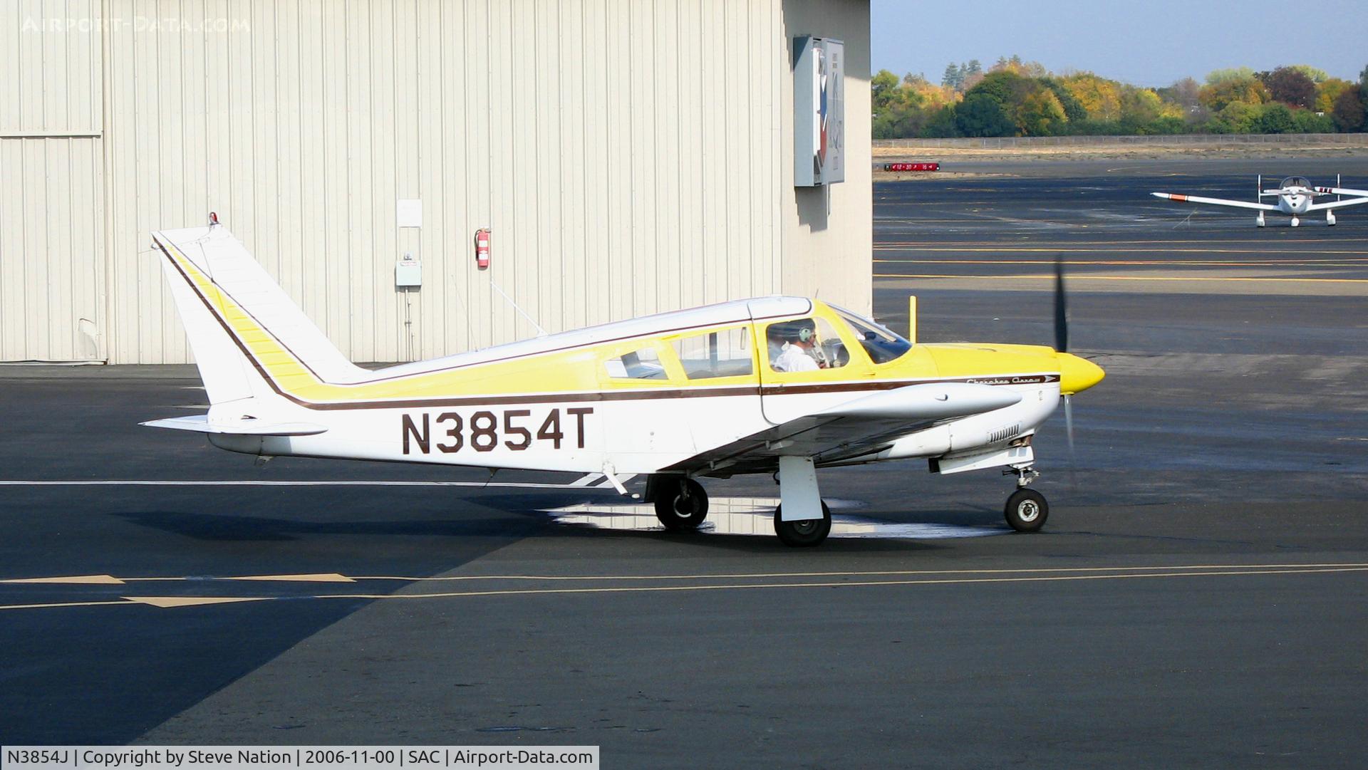 N3854J, 1966 Cessna 150G C/N 15065154, 1967 Piper PA-28R-180 taxying @ Sacramento Exec Airport, CA