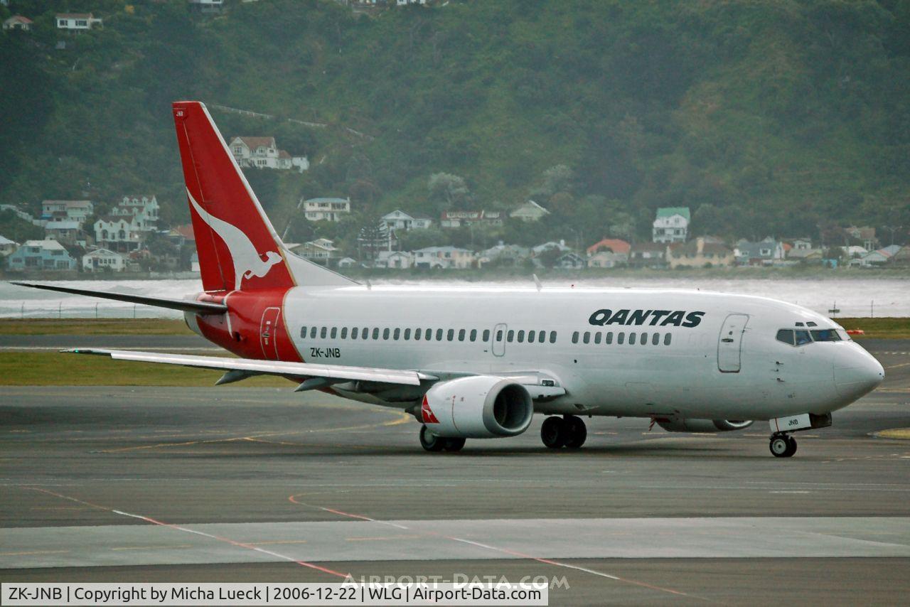 ZK-JNB, 1987 Boeing 737-376 C/N 23491, Taxiing to the gate