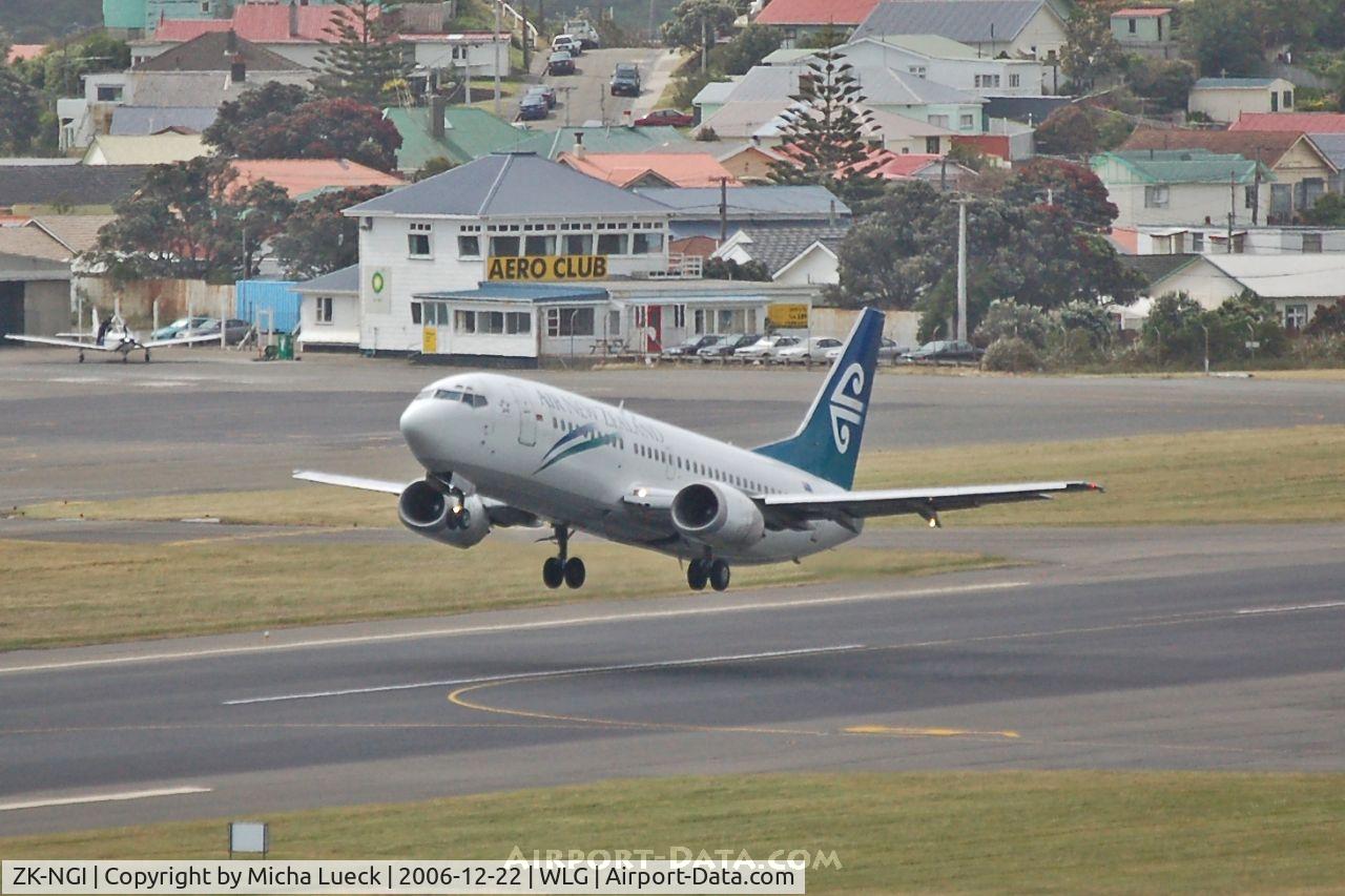 ZK-NGI, 1999 Boeing 737-319 C/N 25608, Taking off