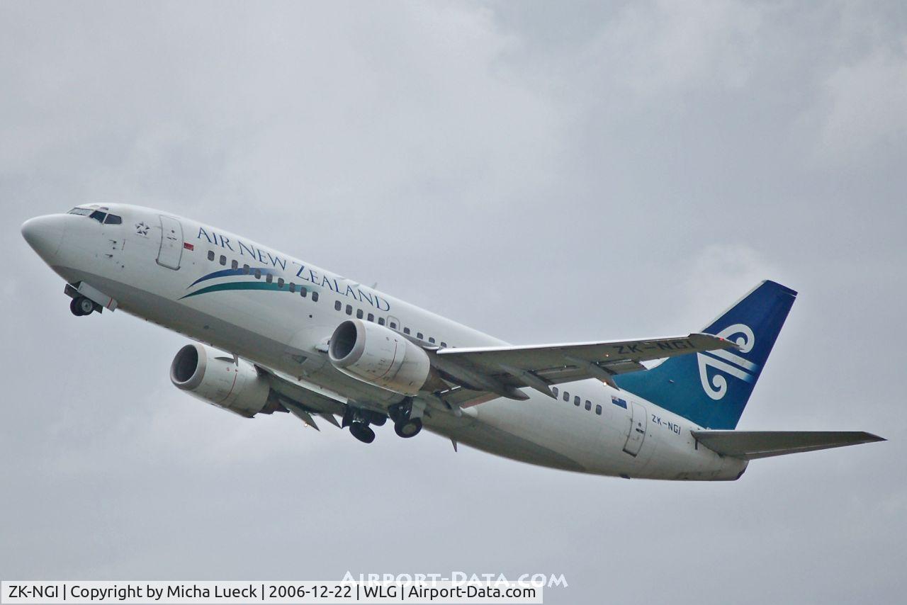 ZK-NGI, 1999 Boeing 737-319 C/N 25608, Climbing out of Wellington