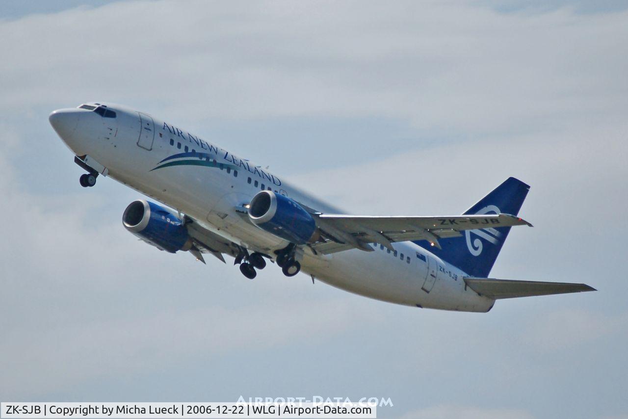 ZK-SJB, 1997 Boeing 737-33R C/N 28868, Climbing out of Wellington