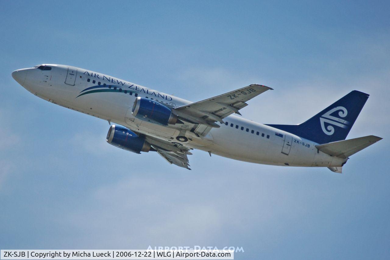 ZK-SJB, 1997 Boeing 737-33R C/N 28868, Climbing out of Wellington