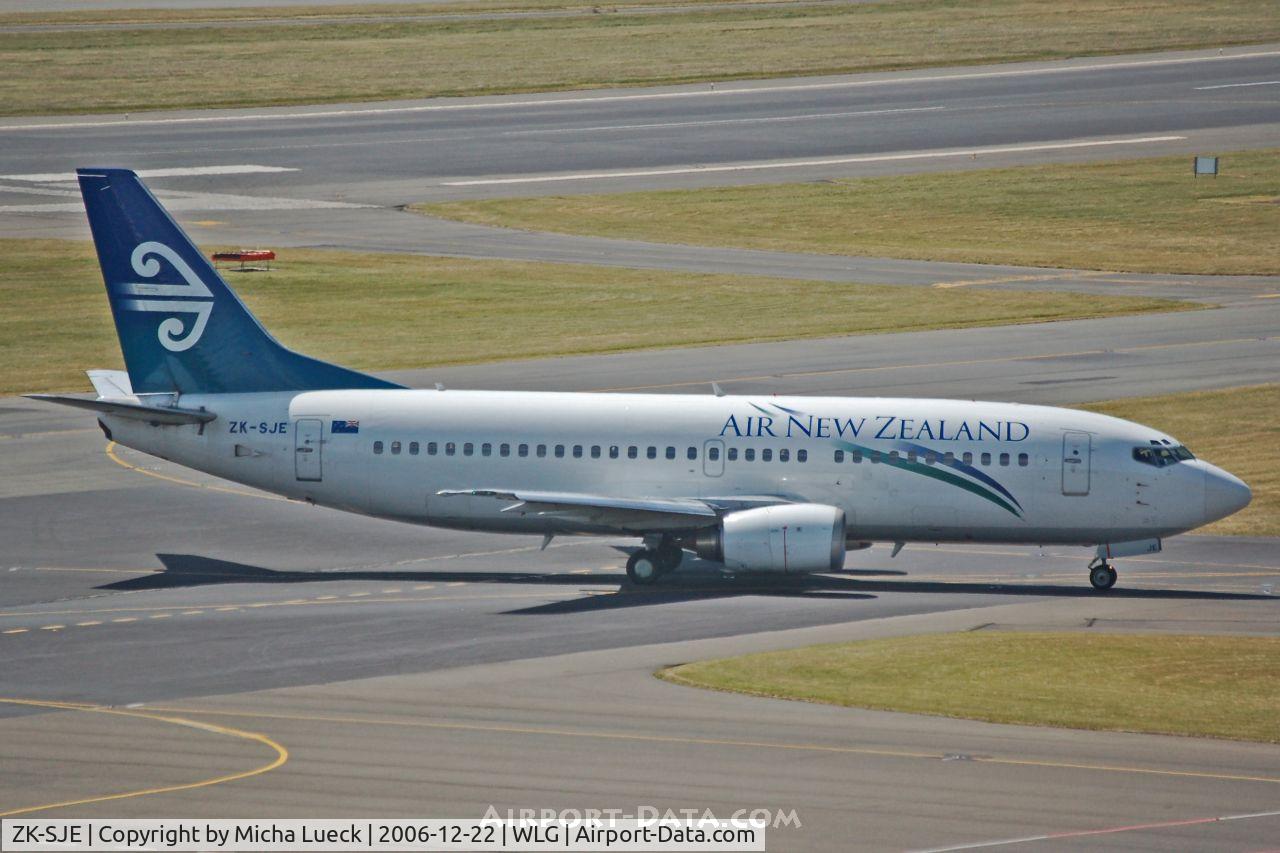 ZK-SJE, 1995 Boeing 737-3K2 C/N 27635, Taxiing to the gate