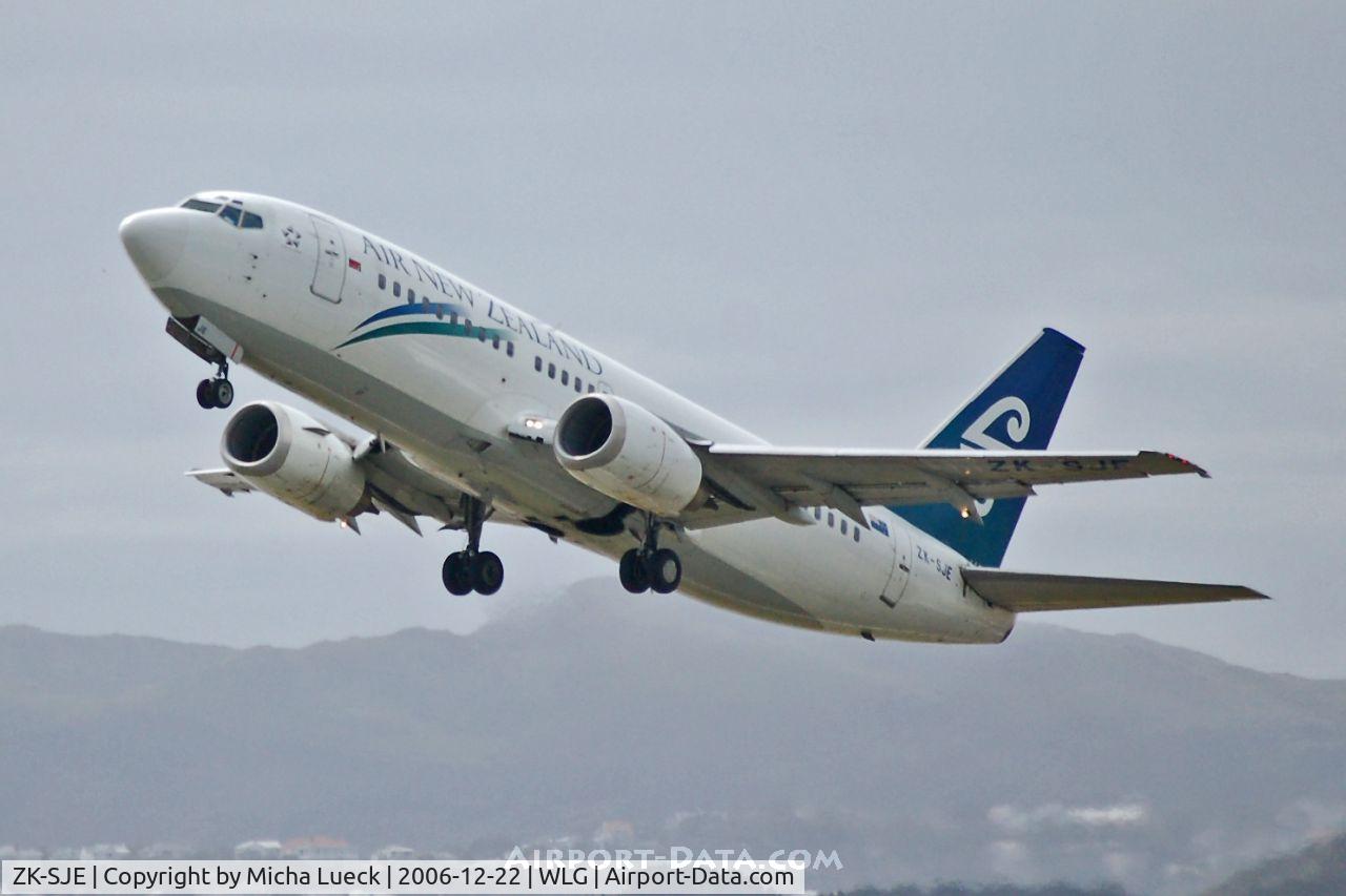 ZK-SJE, 1995 Boeing 737-3K2 C/N 27635, Climbing out of Wellington