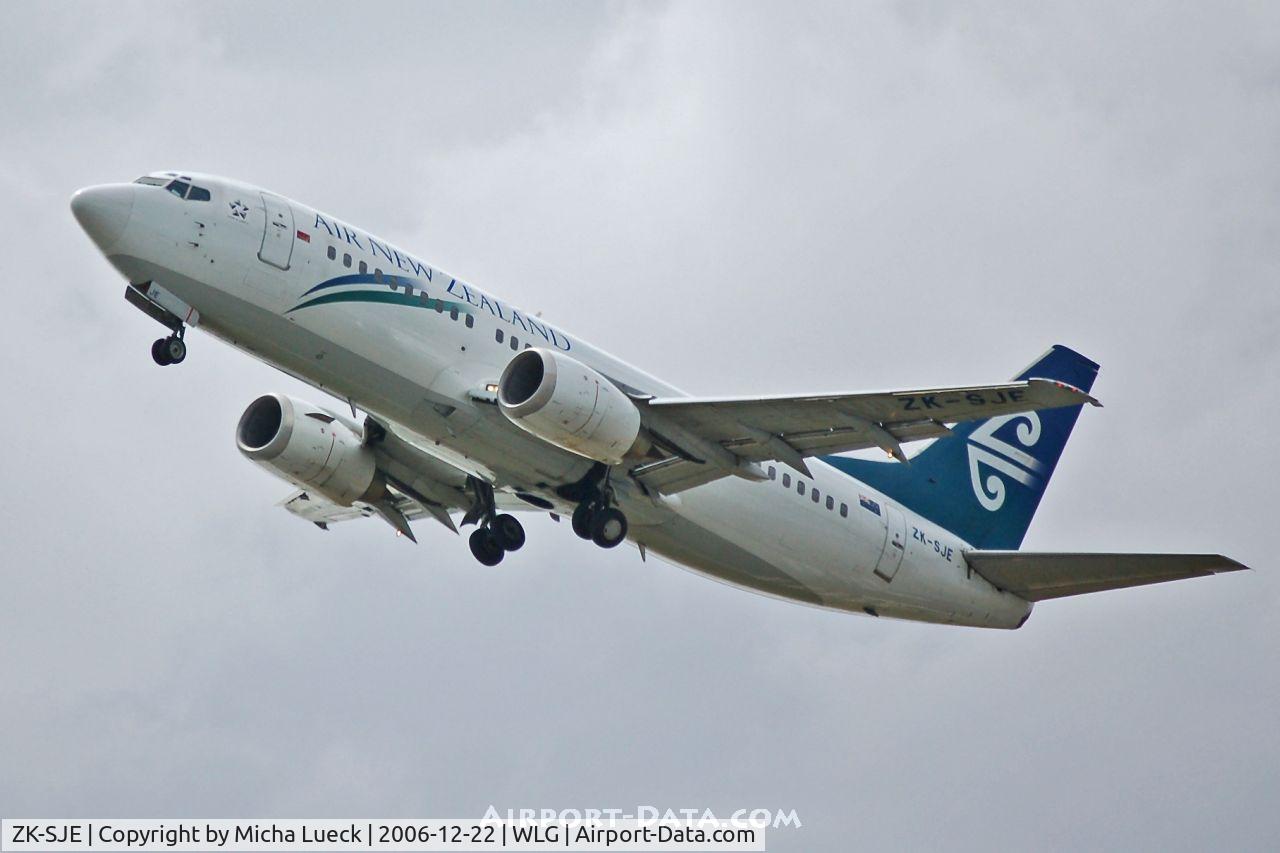 ZK-SJE, 1995 Boeing 737-3K2 C/N 27635, Climbing out of Wellington