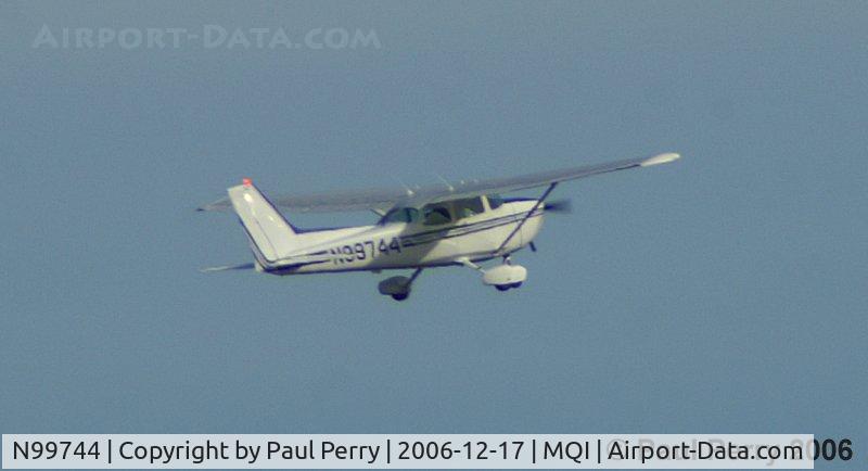 N99744, 1985 Cessna 172P C/N 17276503, Getting clear of Dare County Airport