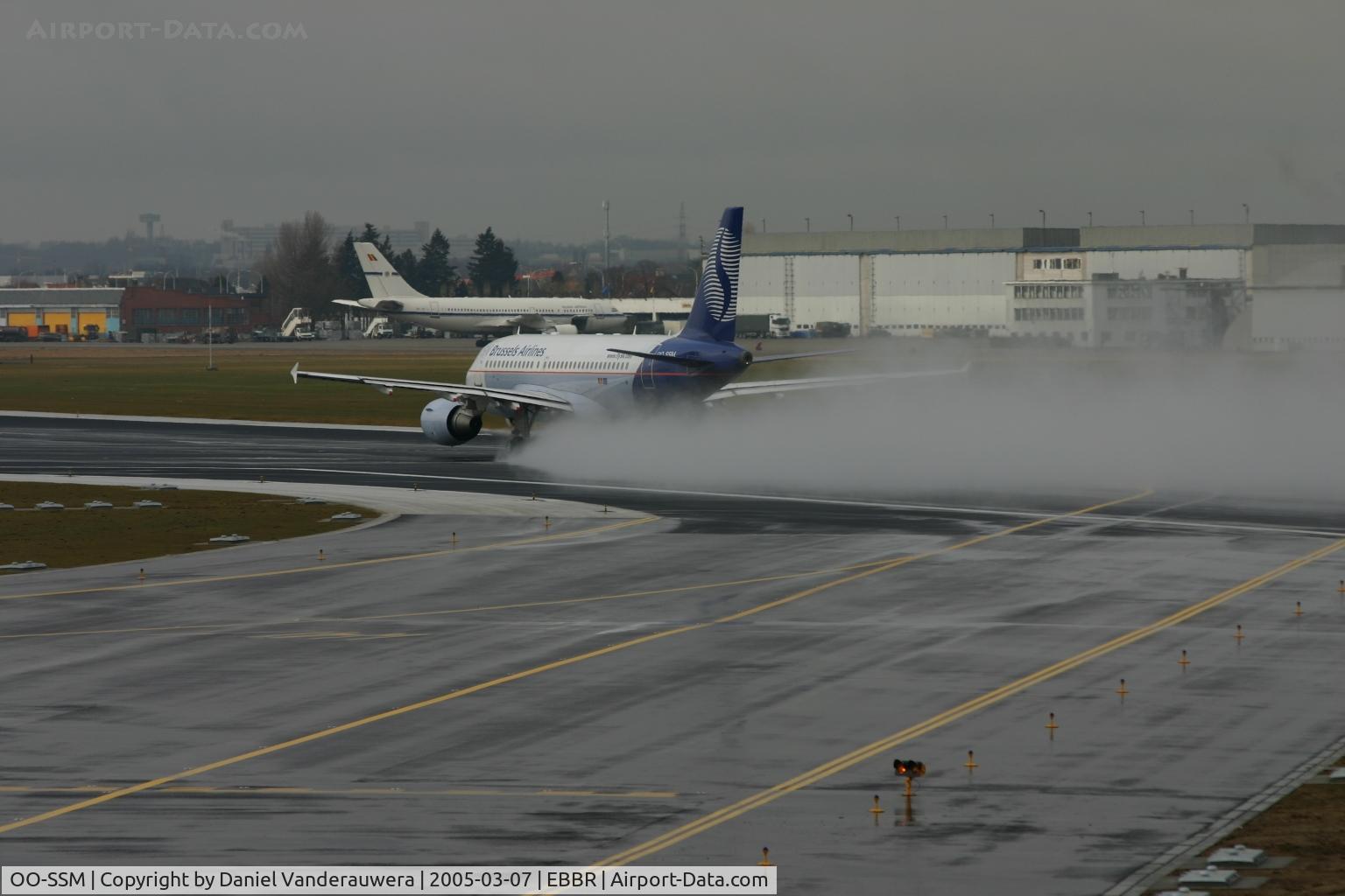 OO-SSM, 2000 Airbus A319-112 C/N 1388, taking-off on rwy 25R, under rain
