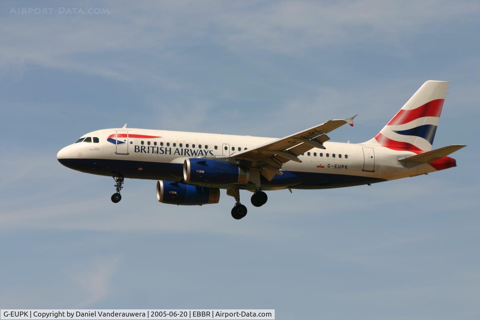 G-EUPK, 2000 Airbus A319-131 C/N 1236, descending to rwy 25L