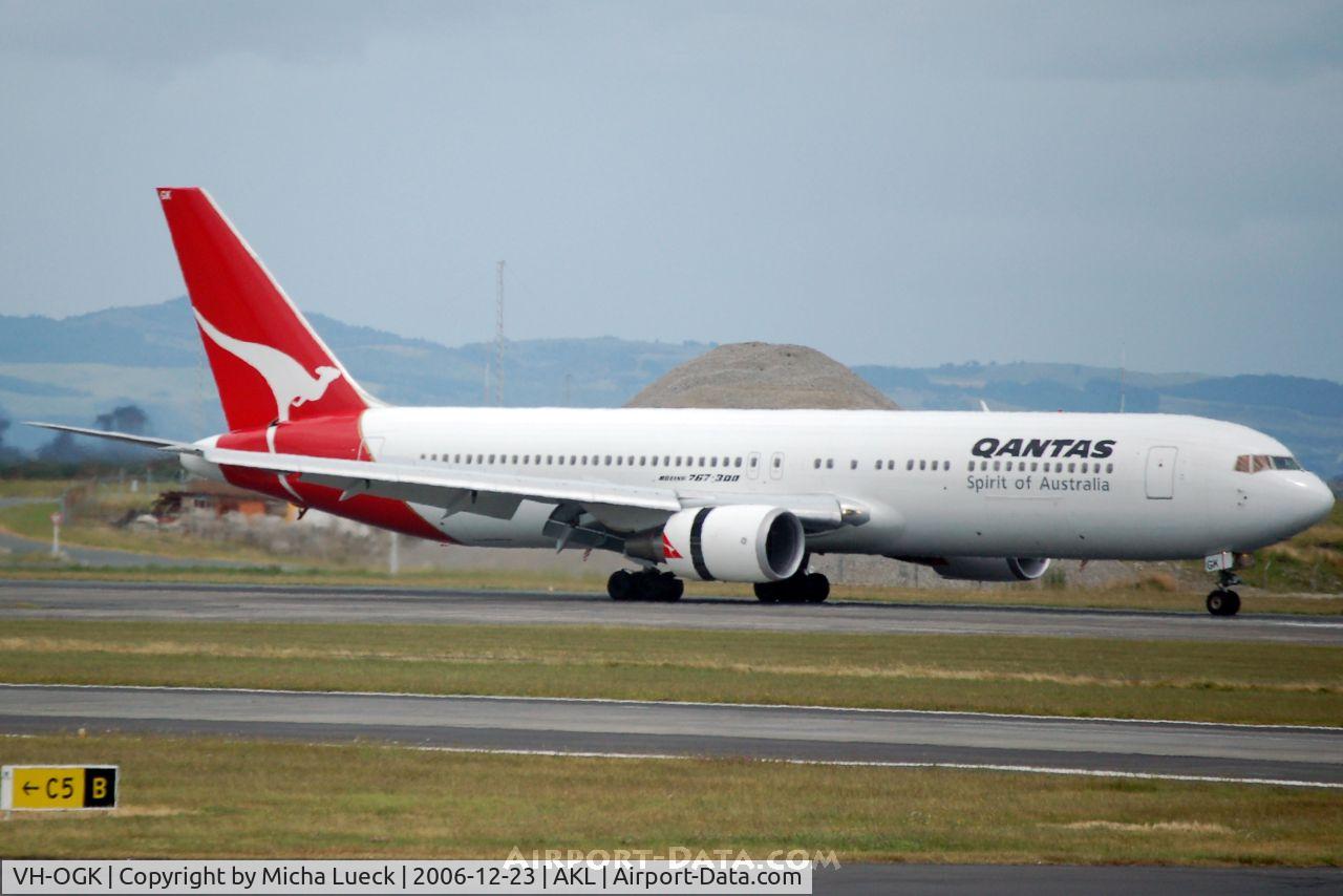 VH-OGK, 1991 Boeing 767-338 C/N 25316, Just touched down, thrust reversers deployed
