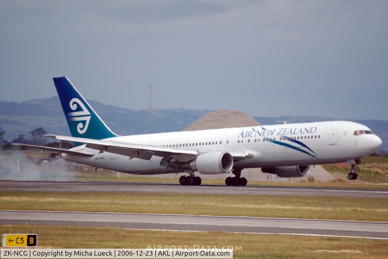 ZK-NCG, 1993 Boeing 767-319 C/N 26912, Touching down