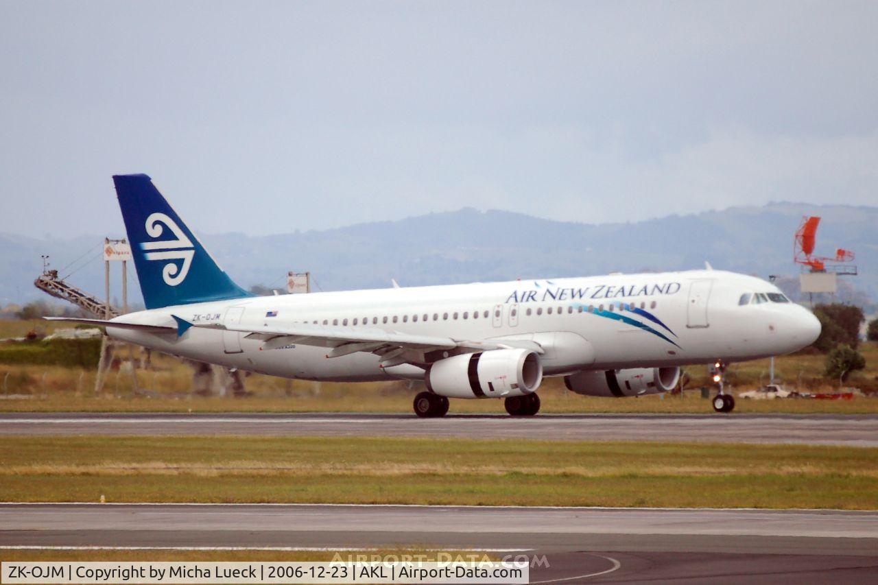 ZK-OJM, 2005 Airbus A320-232 C/N 2533, Touching down