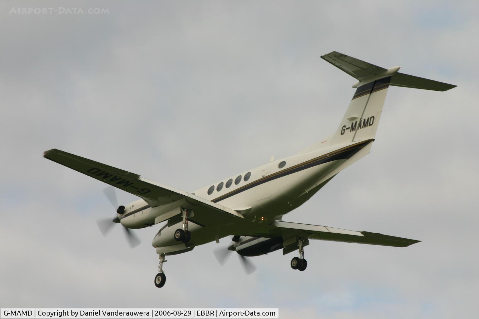 G-MAMD, 1996 Raytheon B200 King Air C/N BB-1549, descending to rwy 25R