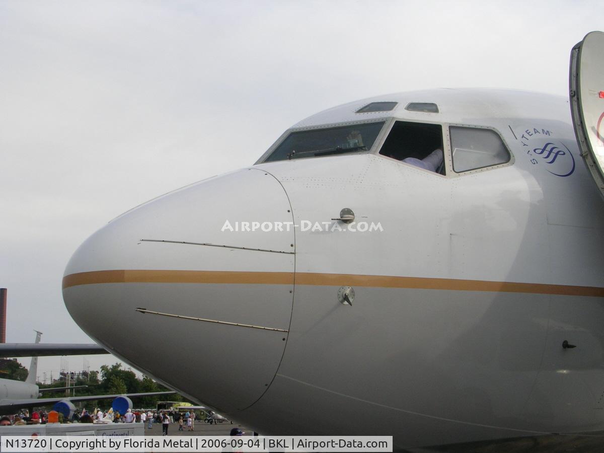 N13720, 1999 Boeing 737-724 C/N 28939, Continental 737-700
