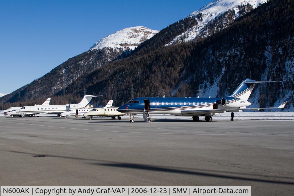 N600AK, 1999 Bombardier BD-700-1A10 Global Express C/N 9033, Overview of the apron