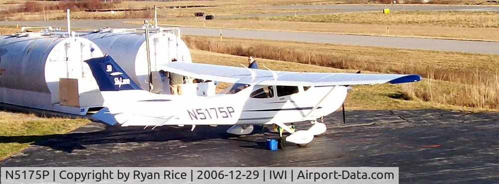 N5175P, 2002 Cessna 182T Skylane C/N 18281155, refueling at IWI