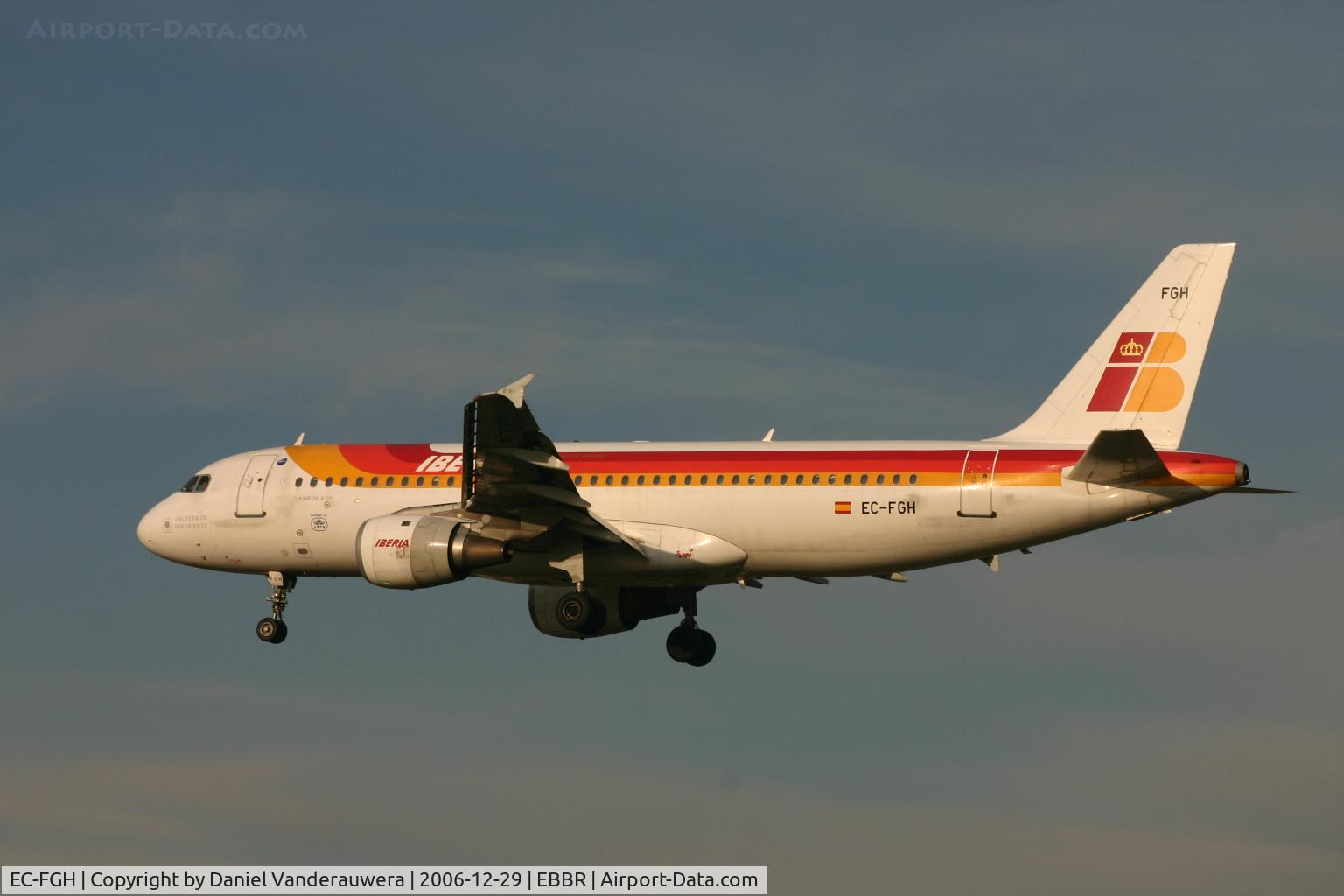 EC-FGH, 1991 Airbus A320-211 C/N 0223, Caldera de Taburiente is descending to rwy 25L