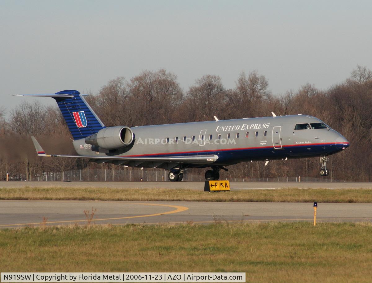 N919SW, 2002 Bombardier CRJ-200LR (CL-600-2B19) C/N 7657, United Express CRJ-200