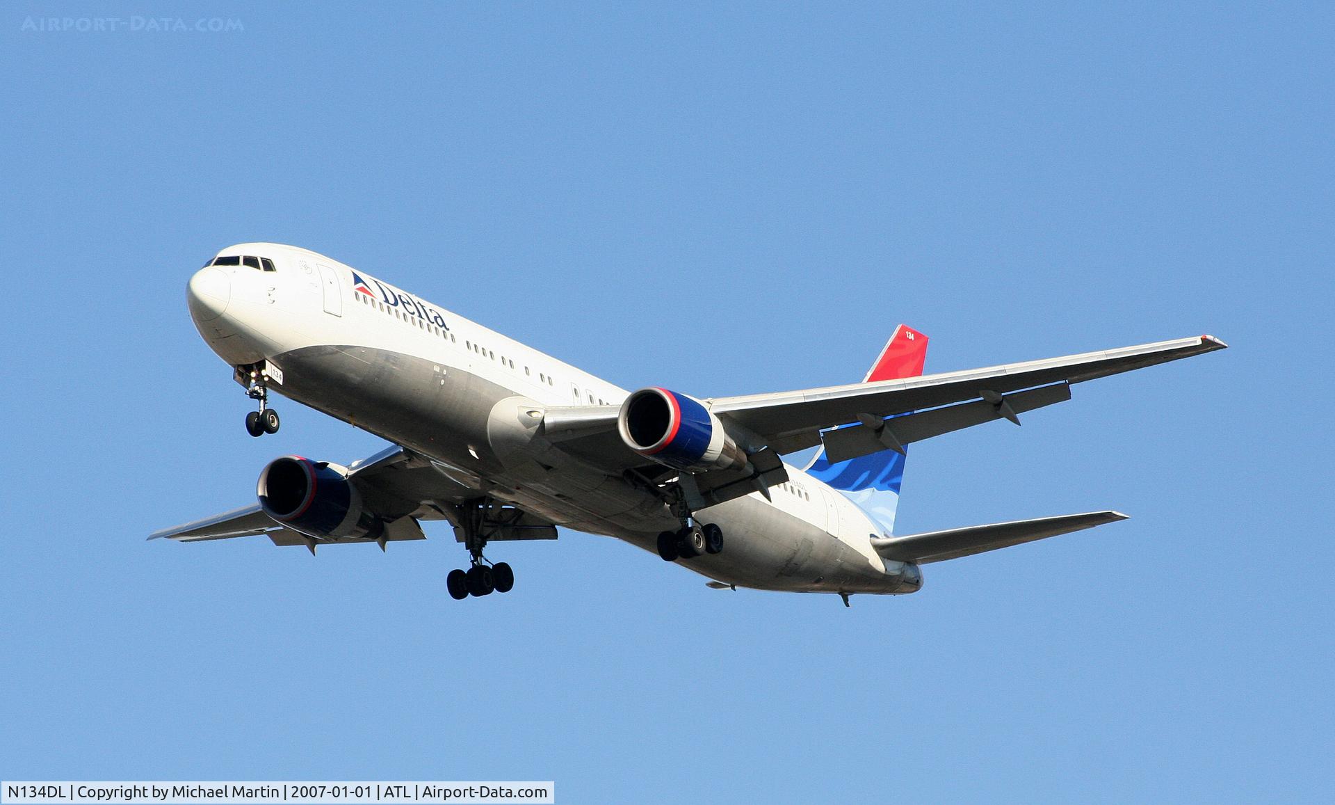 N134DL, 1991 Boeing 767-332 C/N 25123, On final for Runway 26L