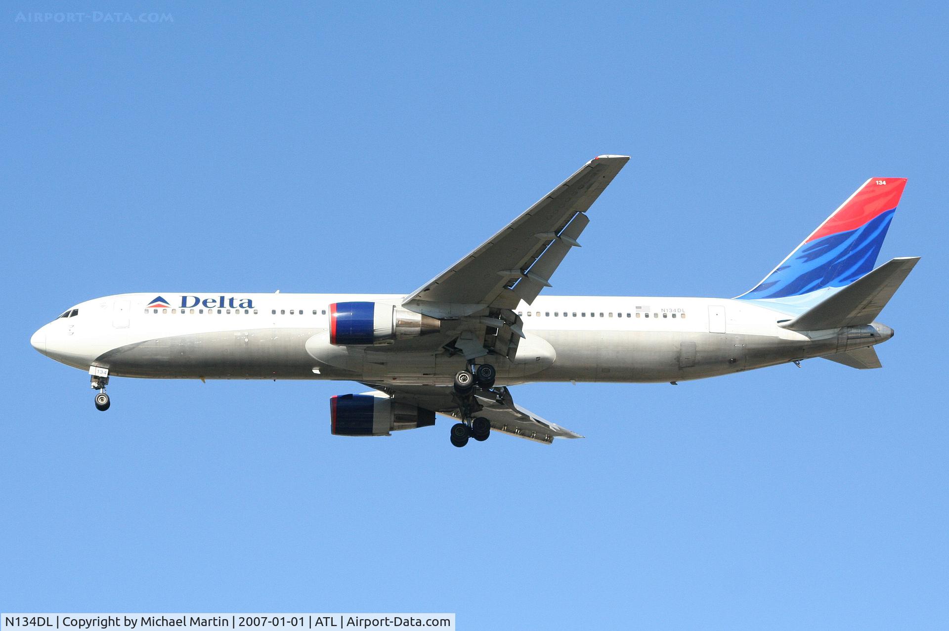 N134DL, 1991 Boeing 767-332 C/N 25123, On final for Runway 26L