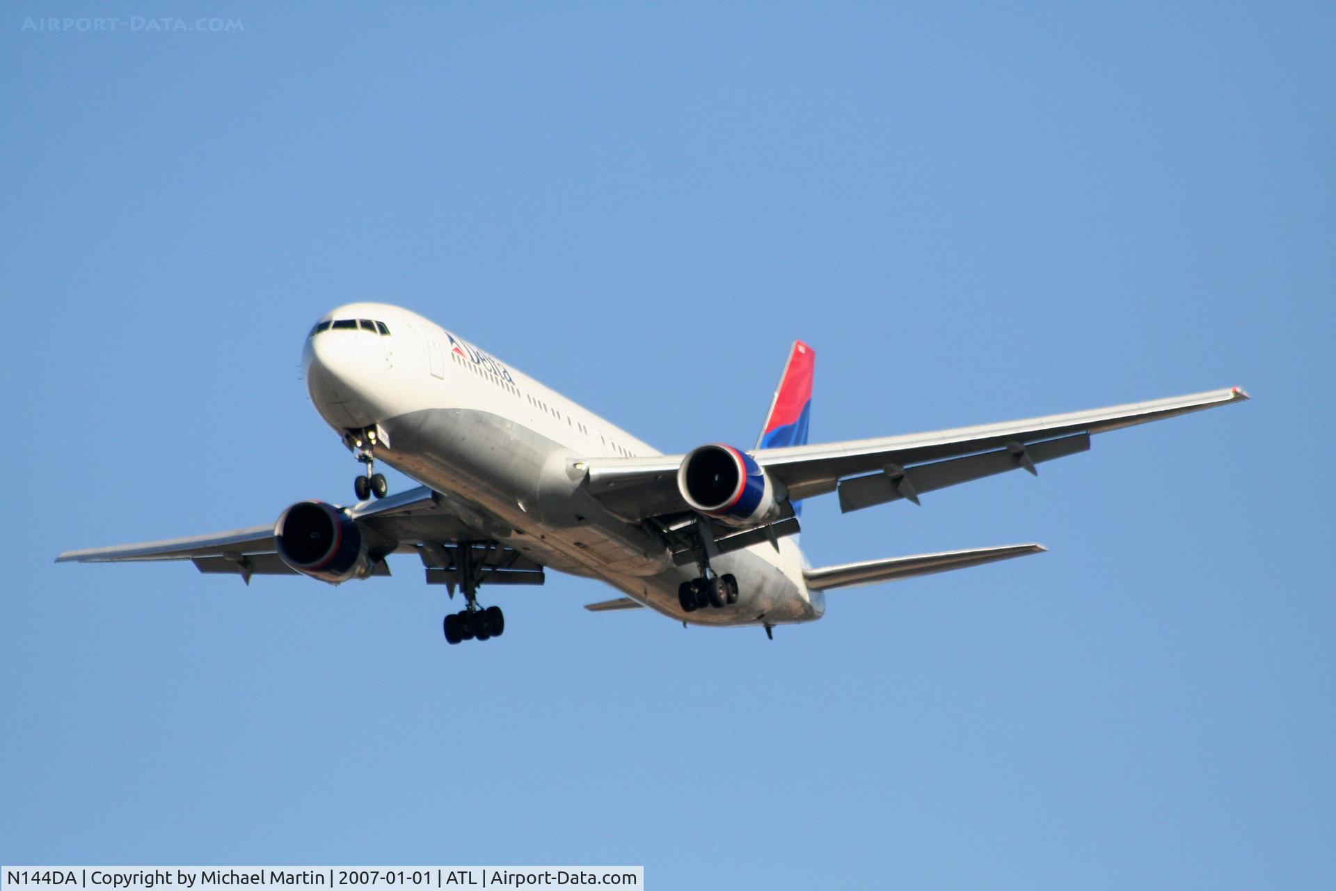 N144DA, 1999 Boeing 767-332 C/N 27584, On final for Runway 26L