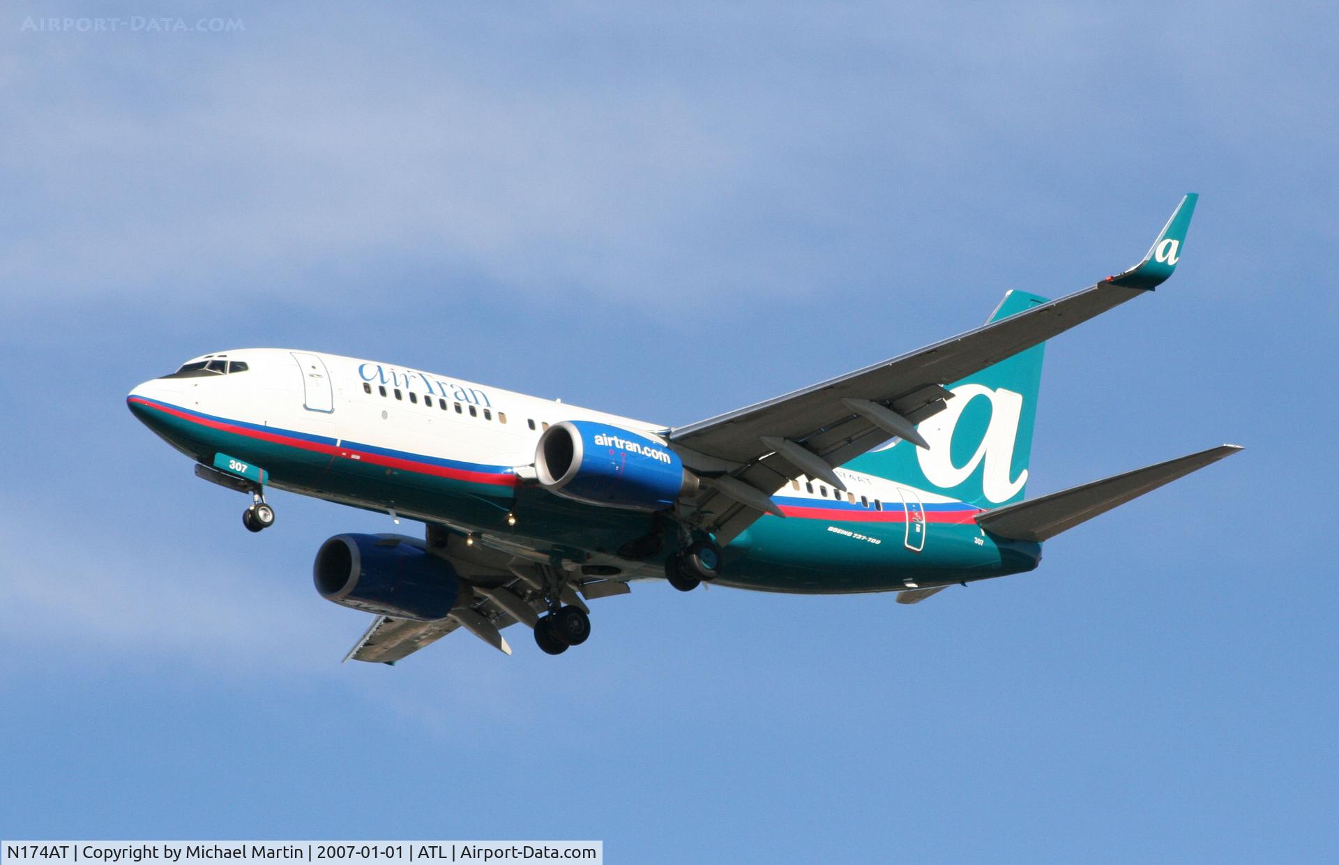 N174AT, 2004 Boeing 737-76N C/N 32667, On final for Runway 26L