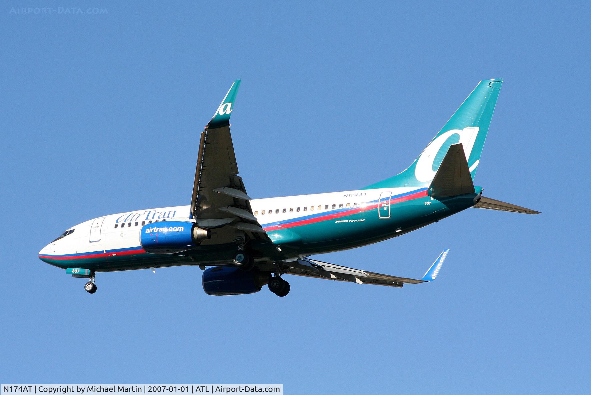 N174AT, 2004 Boeing 737-76N C/N 32667, On final for Runway 26L