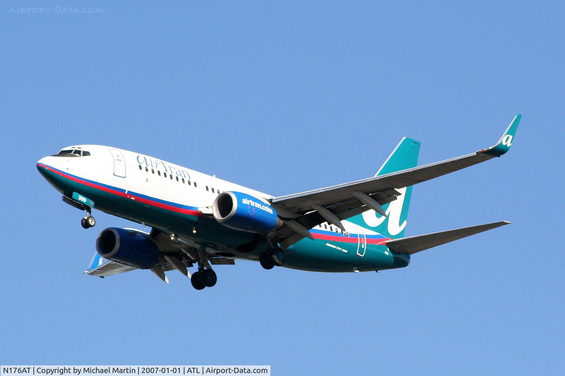 N176AT, 2005 Boeing 737-76N C/N 32654, On final for Runway 26L