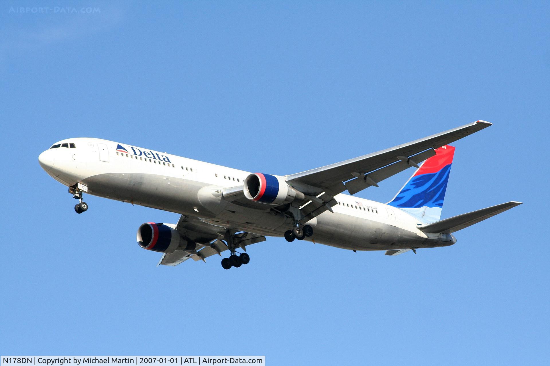 N178DN, 1991 Boeing 767-332 C/N 25143, On final for Runway 26L
