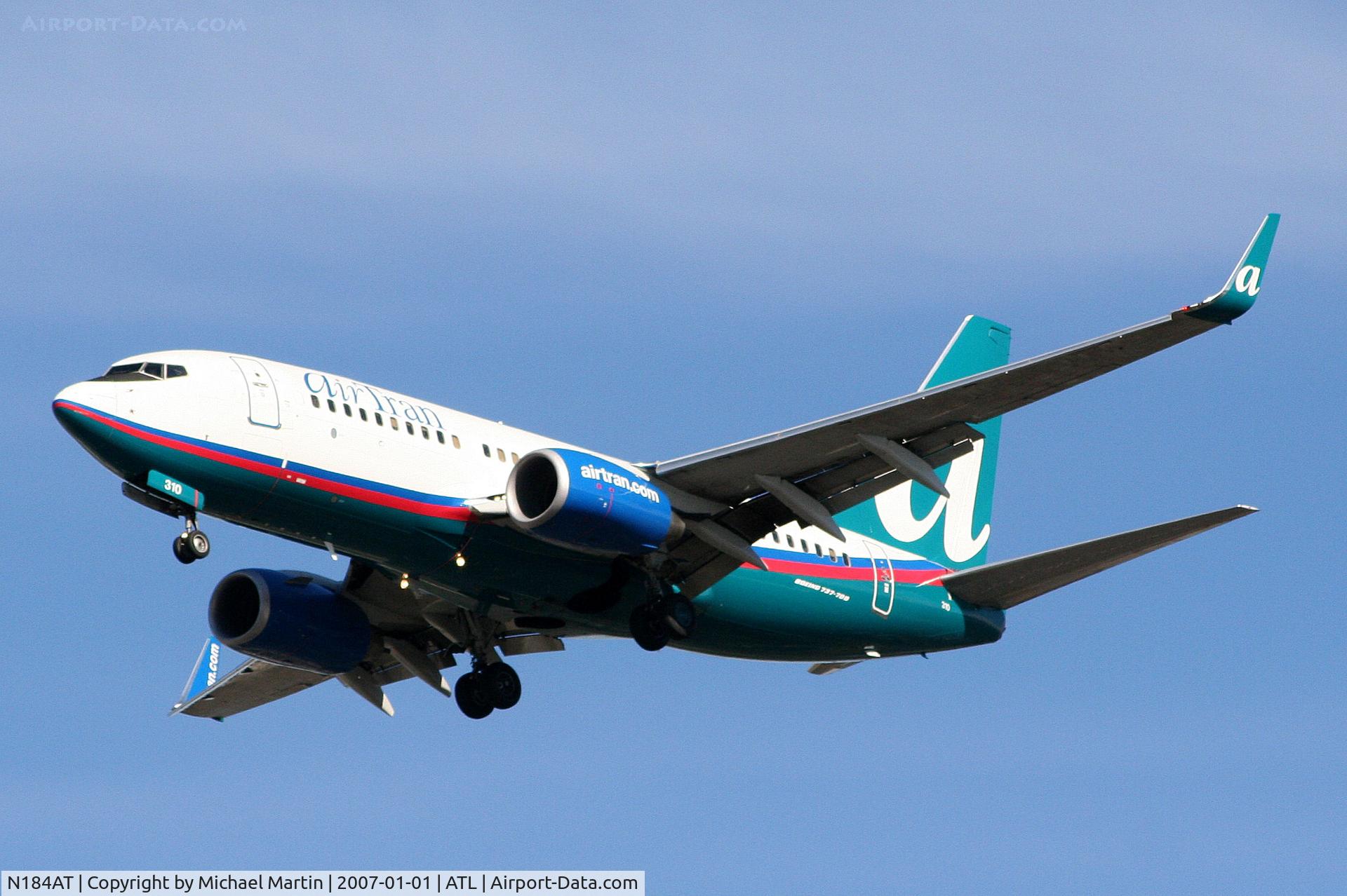 N184AT, 2005 Boeing 737-76N C/N 32656, On final for Runway 26L