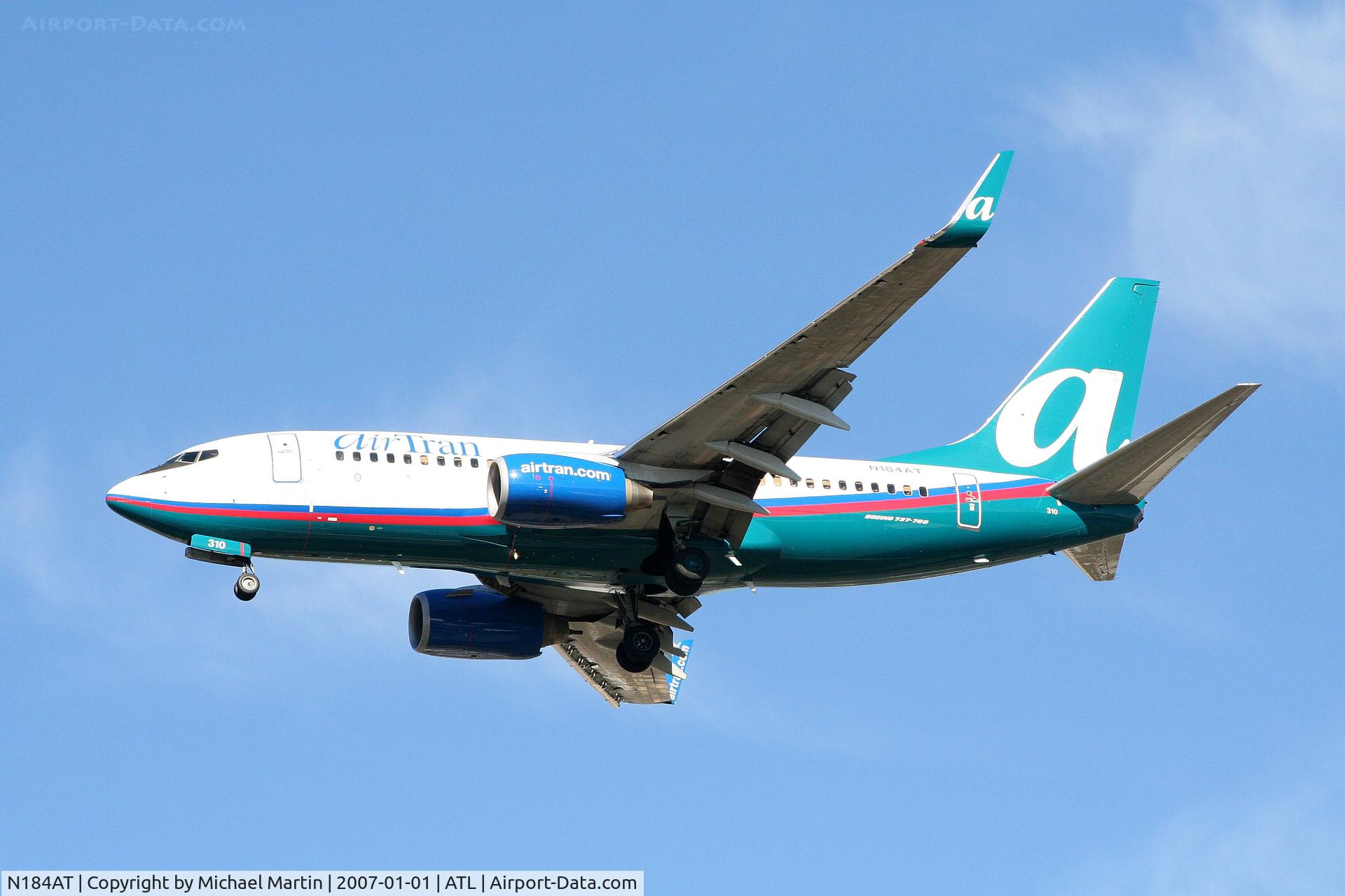 N184AT, 2005 Boeing 737-76N C/N 32656, On final for Runway 26L