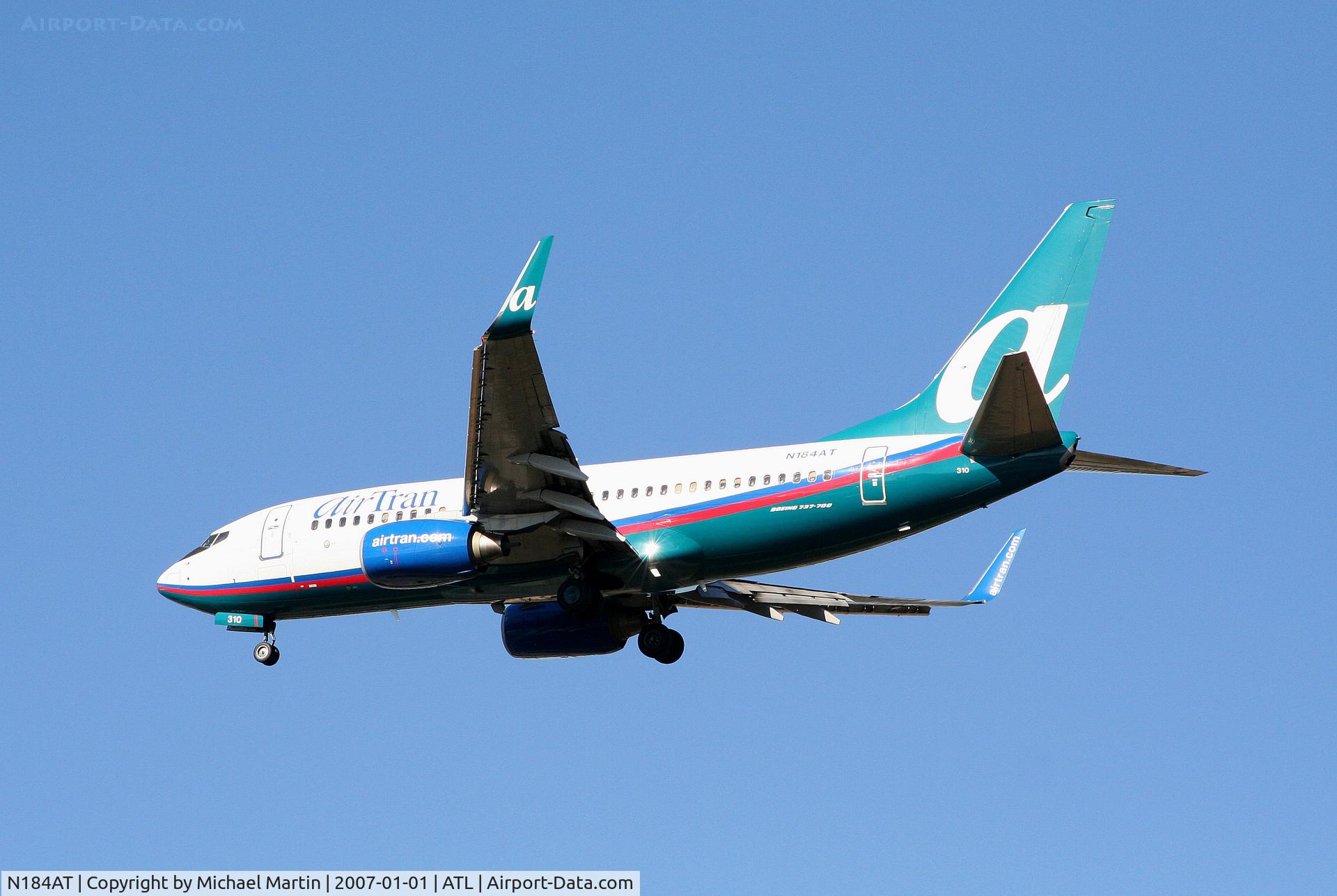N184AT, 2005 Boeing 737-76N C/N 32656, Over the numbers of 26L