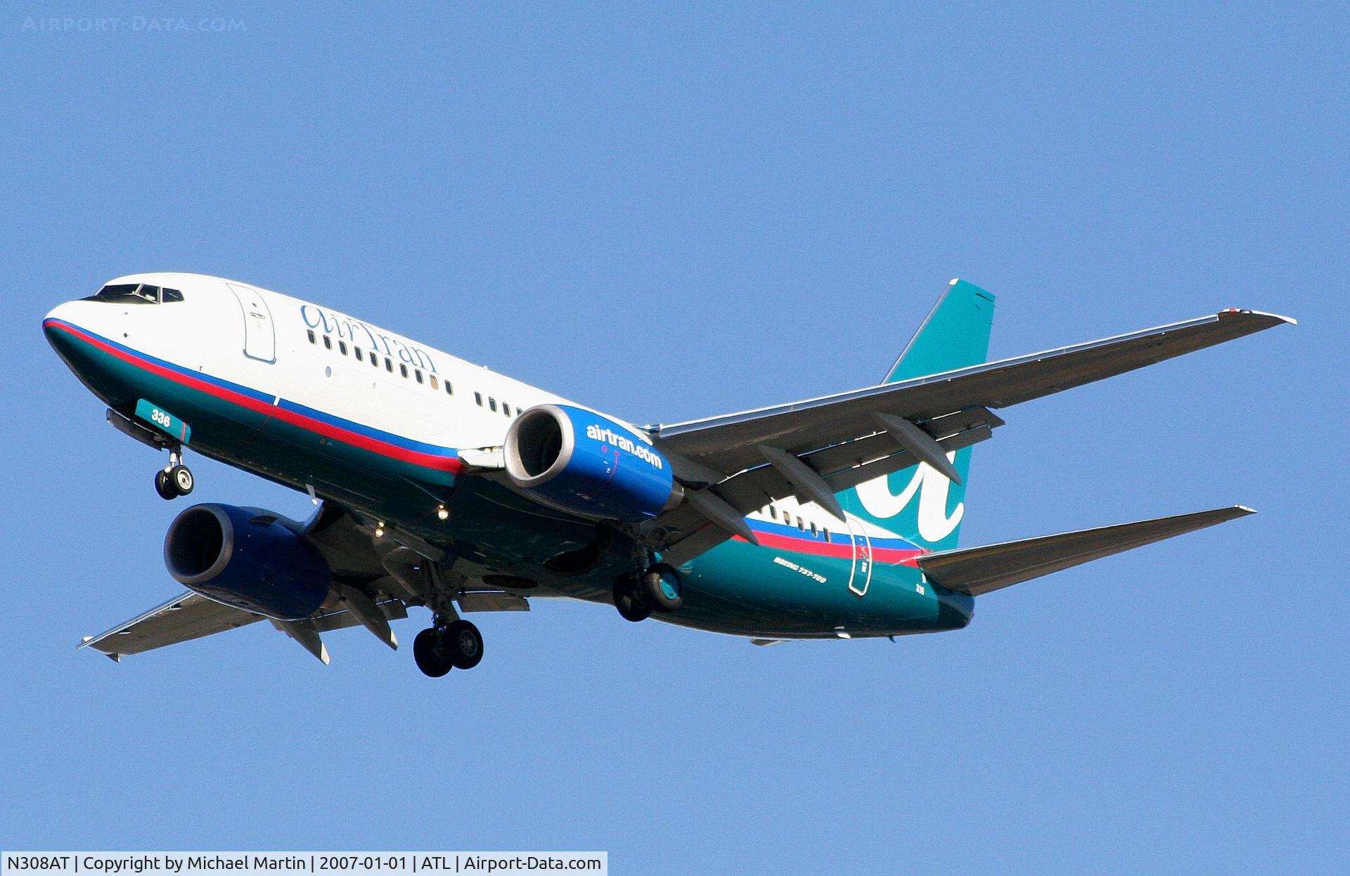 N308AT, 2006 Boeing 737-7BD C/N 35109, On final for Runway 26L