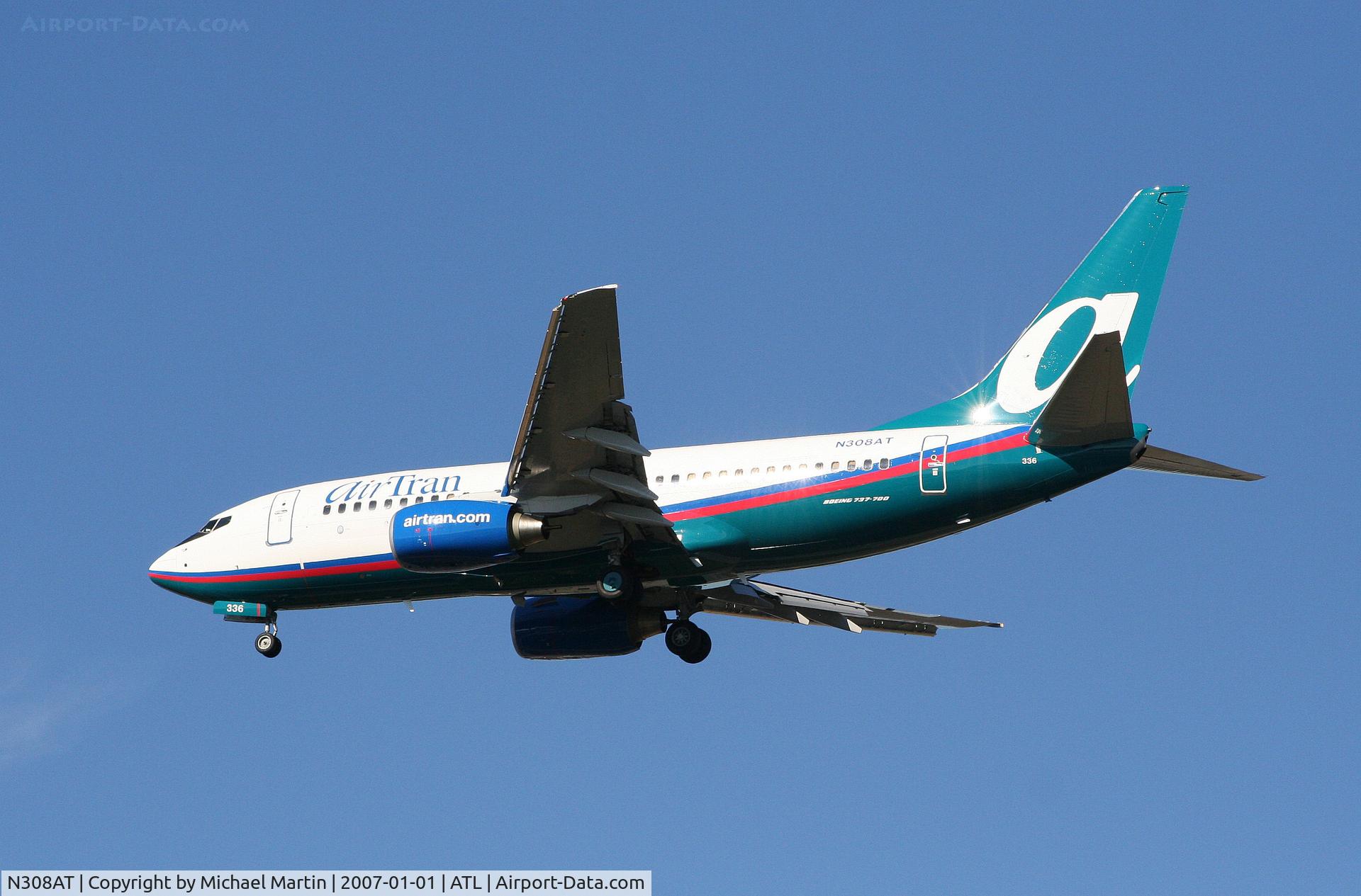 N308AT, 2006 Boeing 737-7BD C/N 35109, Over the numbers of 26L