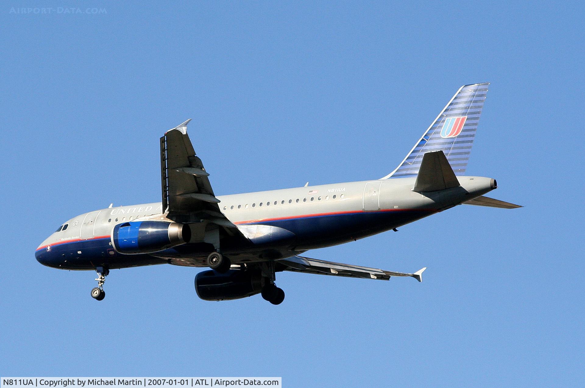 N811UA, 1998 Airbus A319-131 C/N 847, Over the numbers of 26L