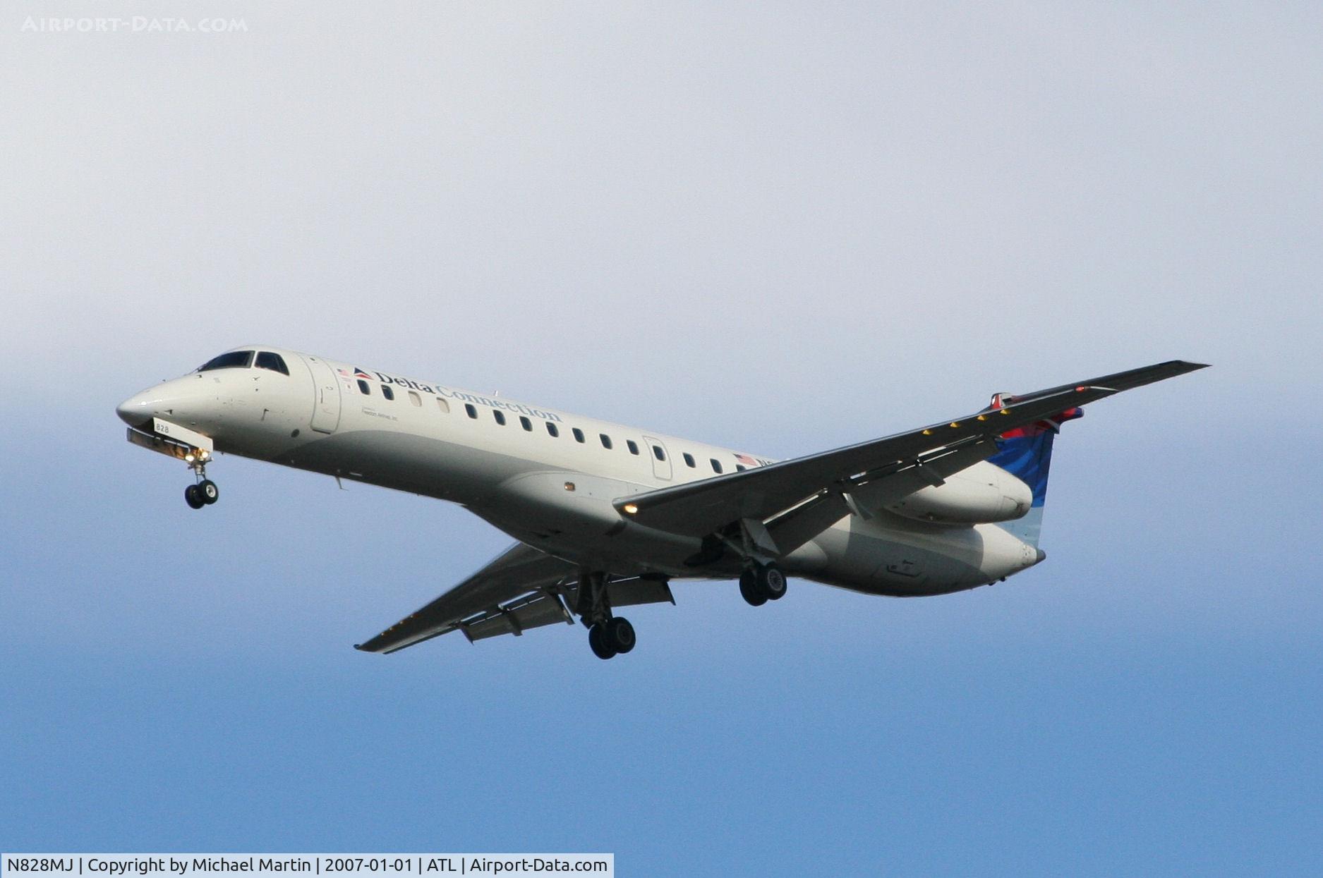 N828MJ, 2000 Embraer EMB-145LR C/N 145218, On final for Runway 26L