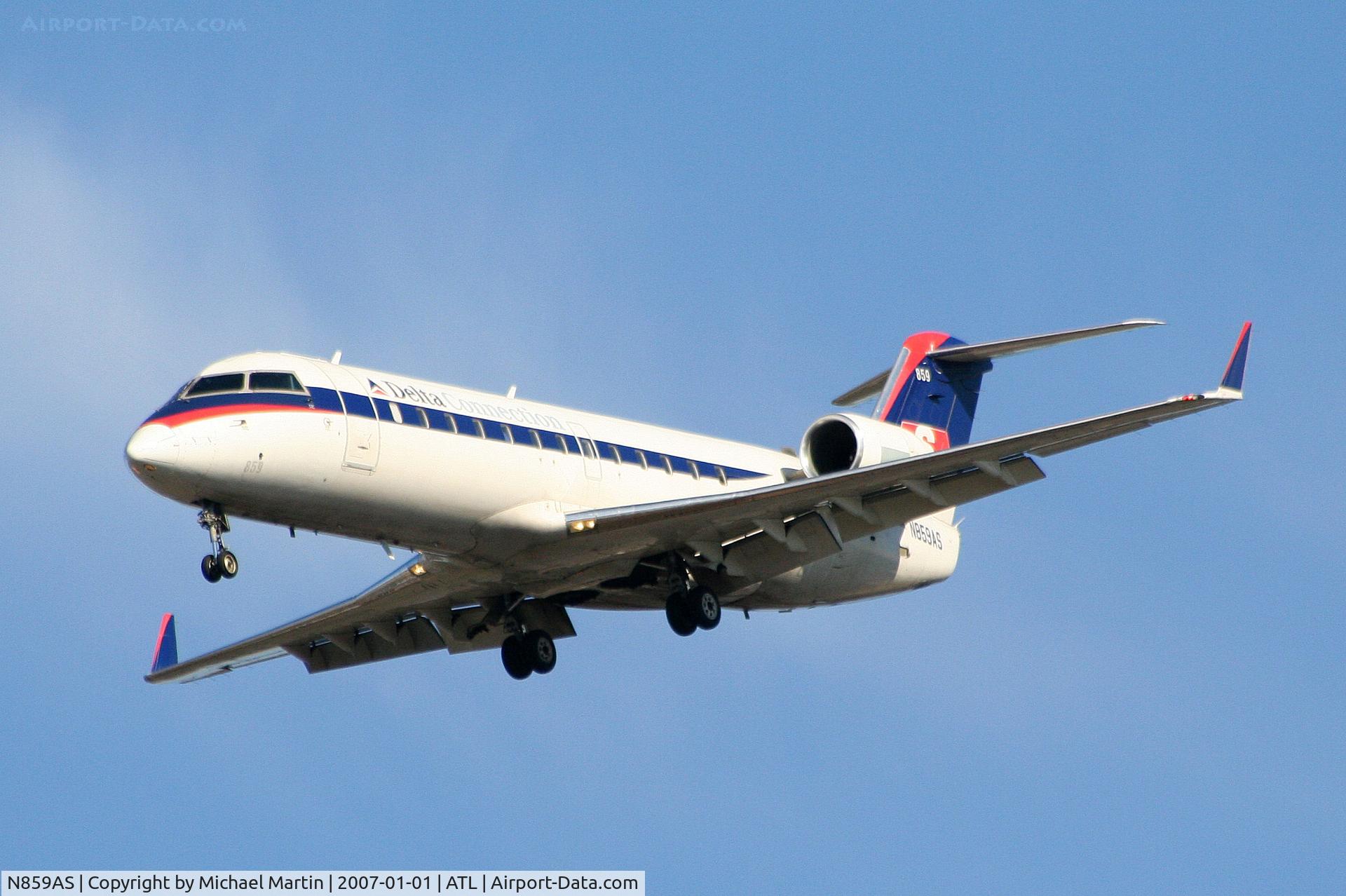 N859AS, 2000 Bombardier CRJ-200ER (CL-600-2B19) C/N 7421, On final for Runway 26L