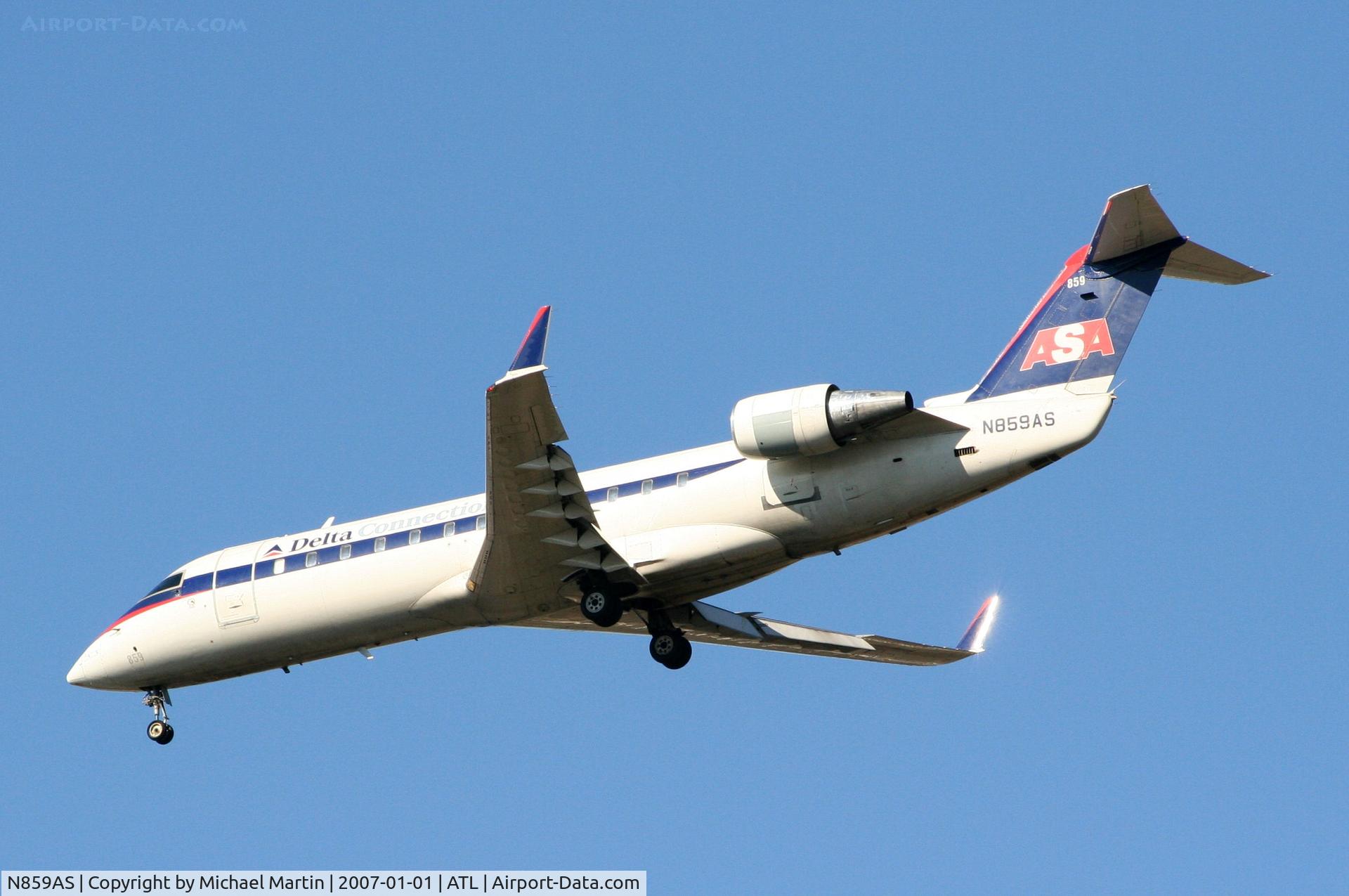 N859AS, 2000 Bombardier CRJ-200ER (CL-600-2B19) C/N 7421, Over the numbers of 26L