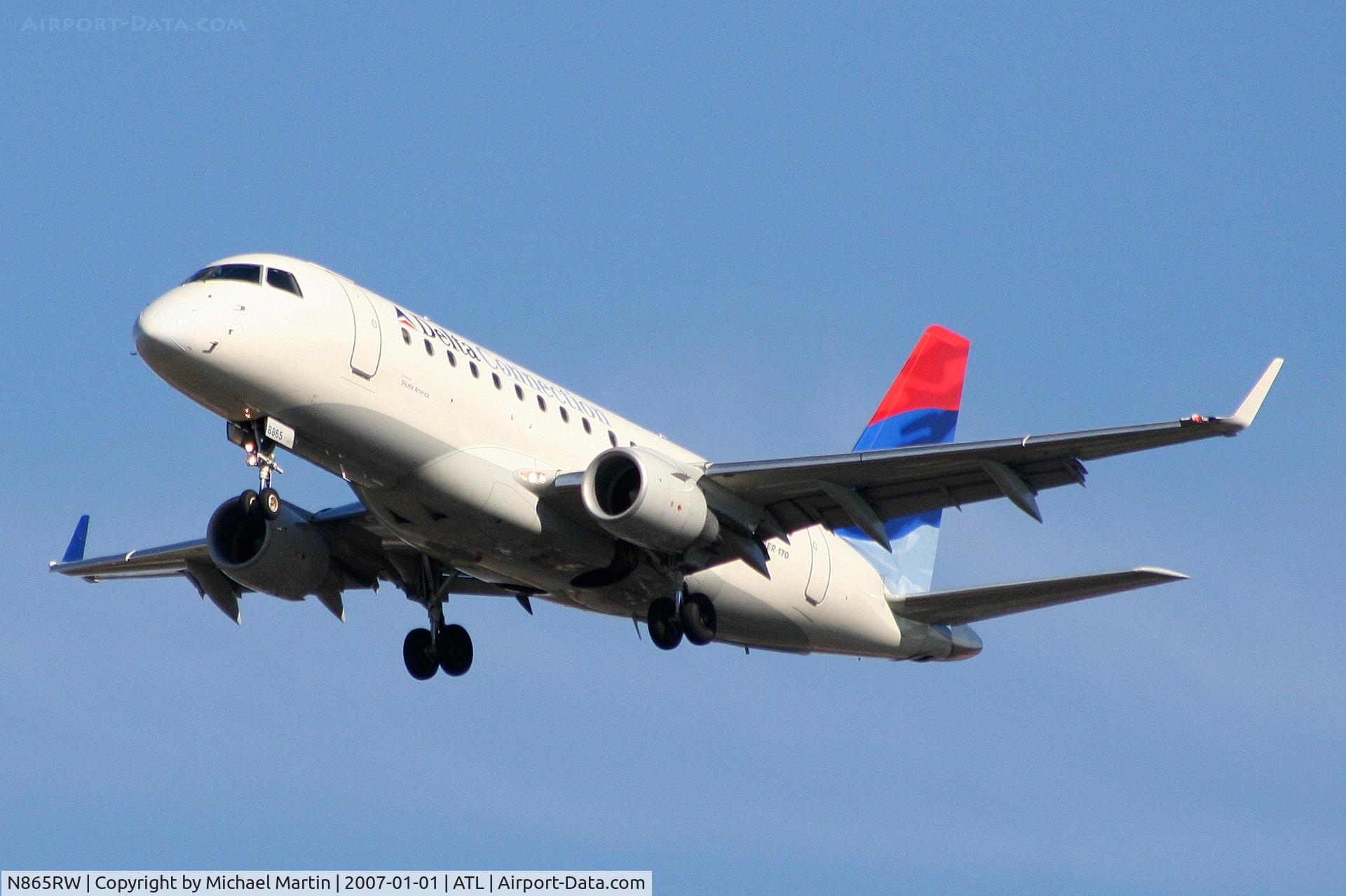N865RW, 2006 Embraer 170SE (ERJ-170-100SE) C/N 17000122, On final for Runway 26L