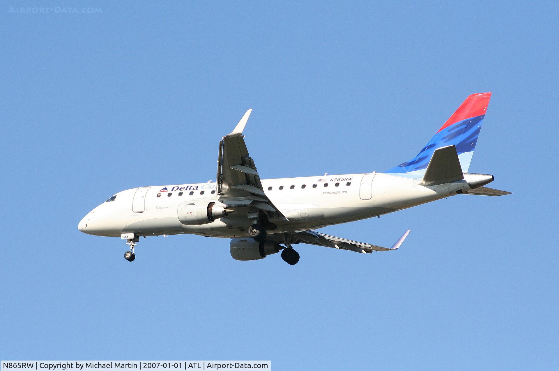 N865RW, 2006 Embraer 170SE (ERJ-170-100SE) C/N 17000122, Over the numbers of 26L
