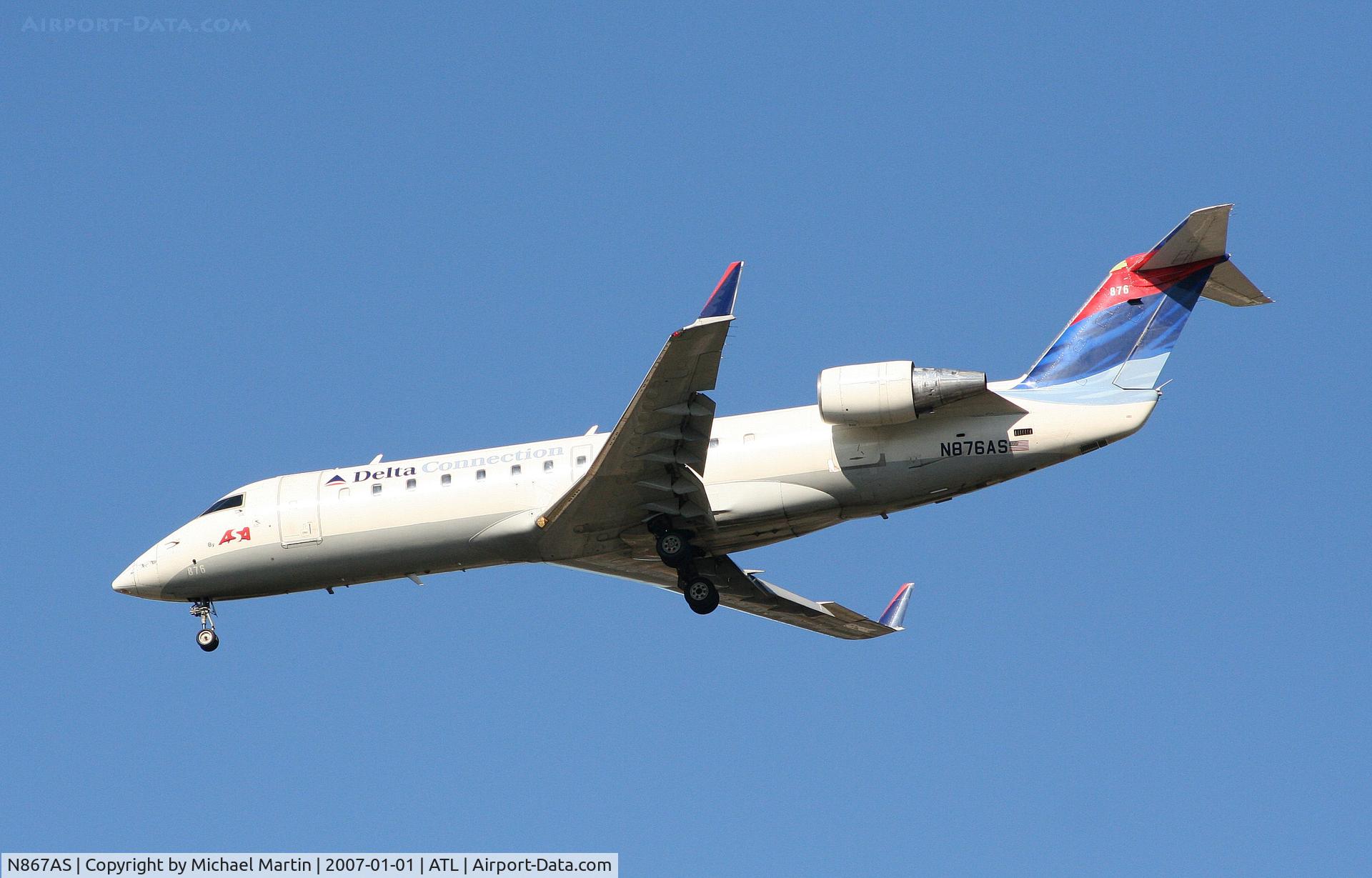 N867AS, 2000 Bombardier CRJ-200ER (CL-600-2B19) C/N 7463, Over the numbers of 26L