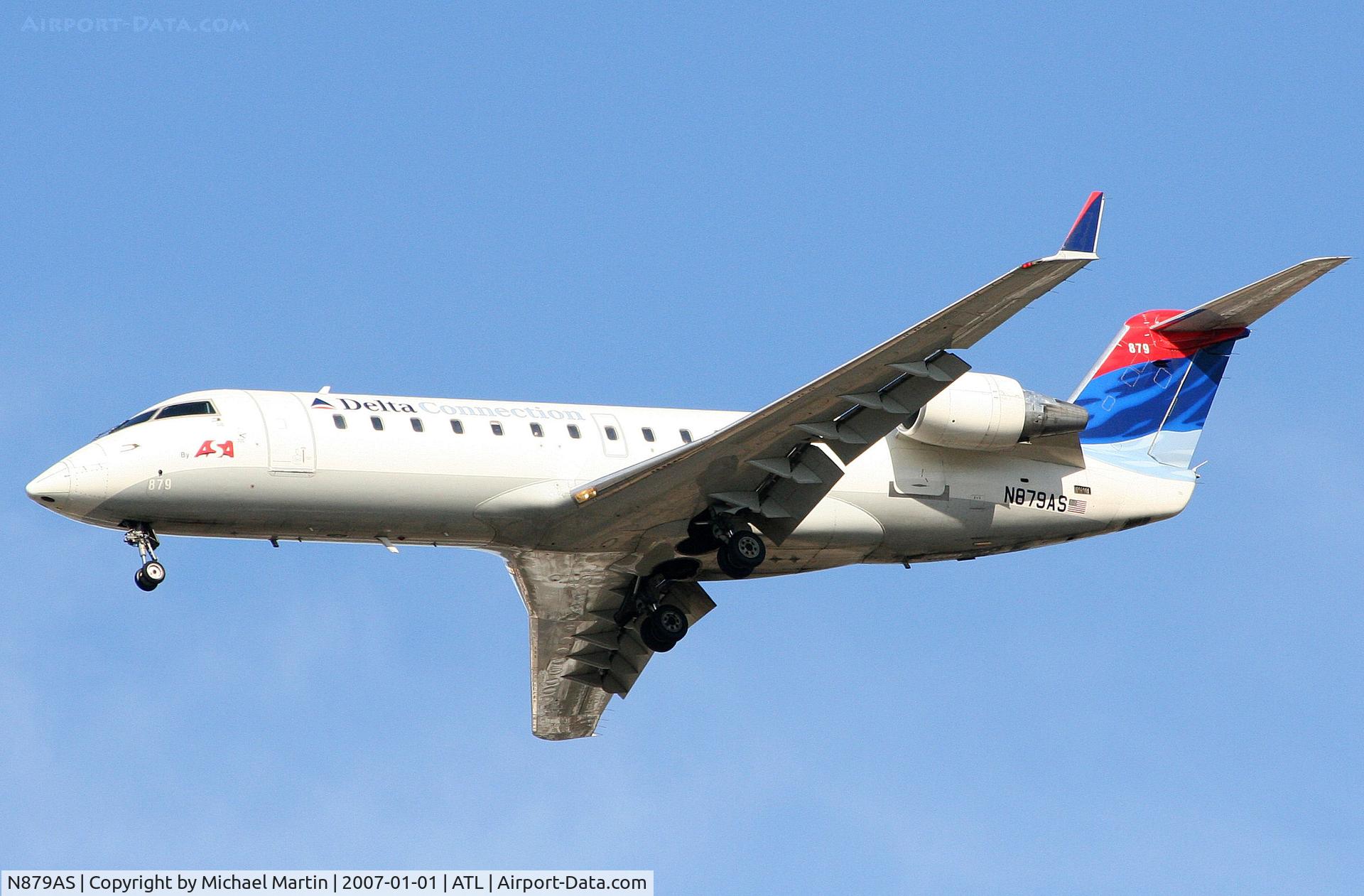 N879AS, 2002 Bombardier CRJ-200ER (CL-600-2B19) C/N 7600, On final for Runway 26L