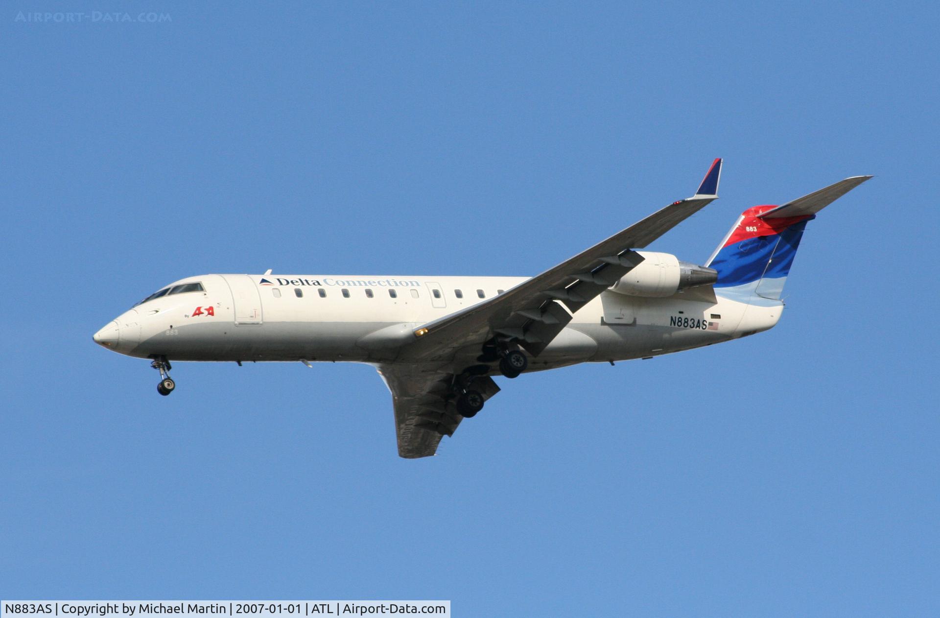 N883AS, 2001 Bombardier CRJ-200ER (CL-600-2B19) C/N 7504, On final for Runway 26L