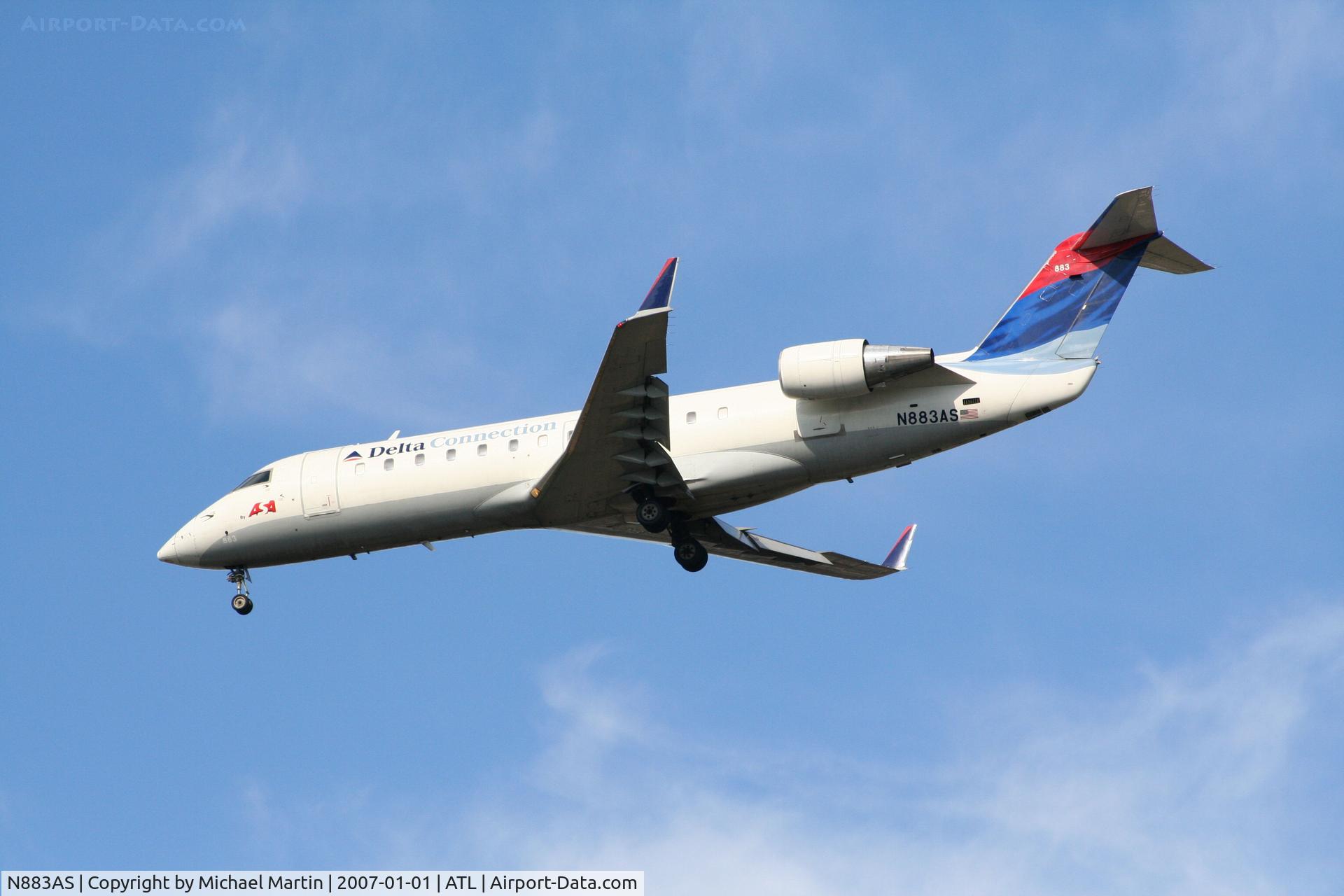 N883AS, 2001 Bombardier CRJ-200ER (CL-600-2B19) C/N 7504, Over the numbers of 26L