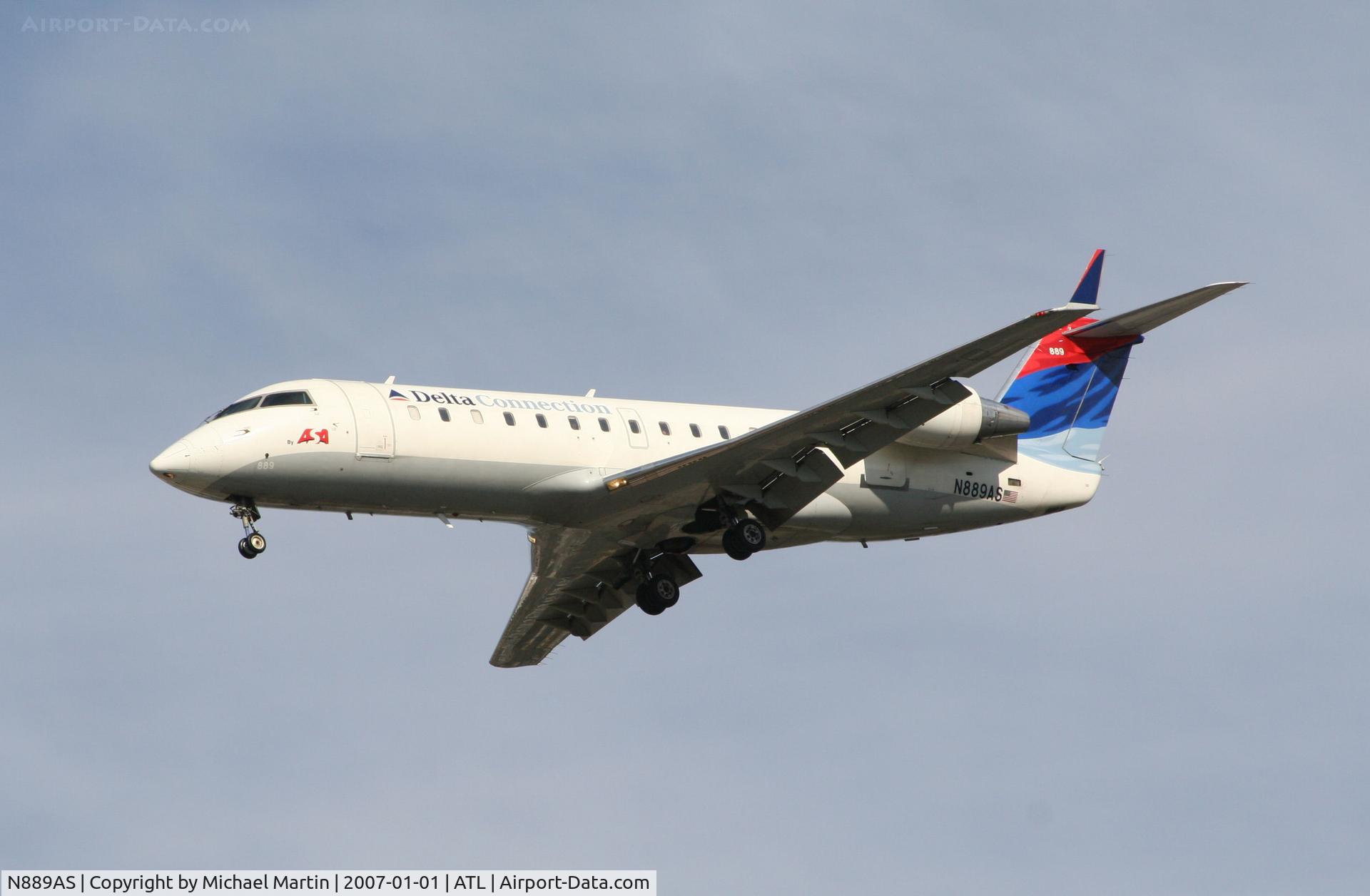 N889AS, 2001 Bombardier CRJ-200ER (CL-600-2B19) C/N 7538, On final for Runway 26L