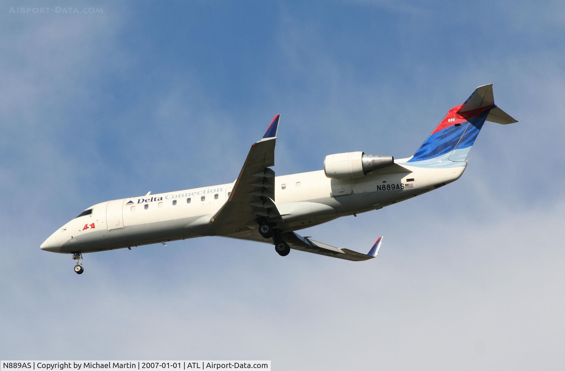 N889AS, 2001 Bombardier CRJ-200ER (CL-600-2B19) C/N 7538, Over the numbers of 26L