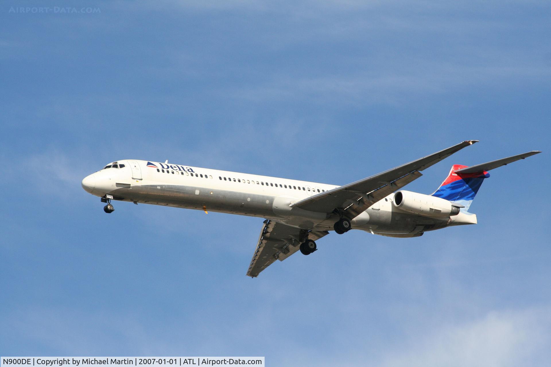 N900DE, 1992 McDonnell Douglas MD-88 C/N 53372, On final for Runway 26L