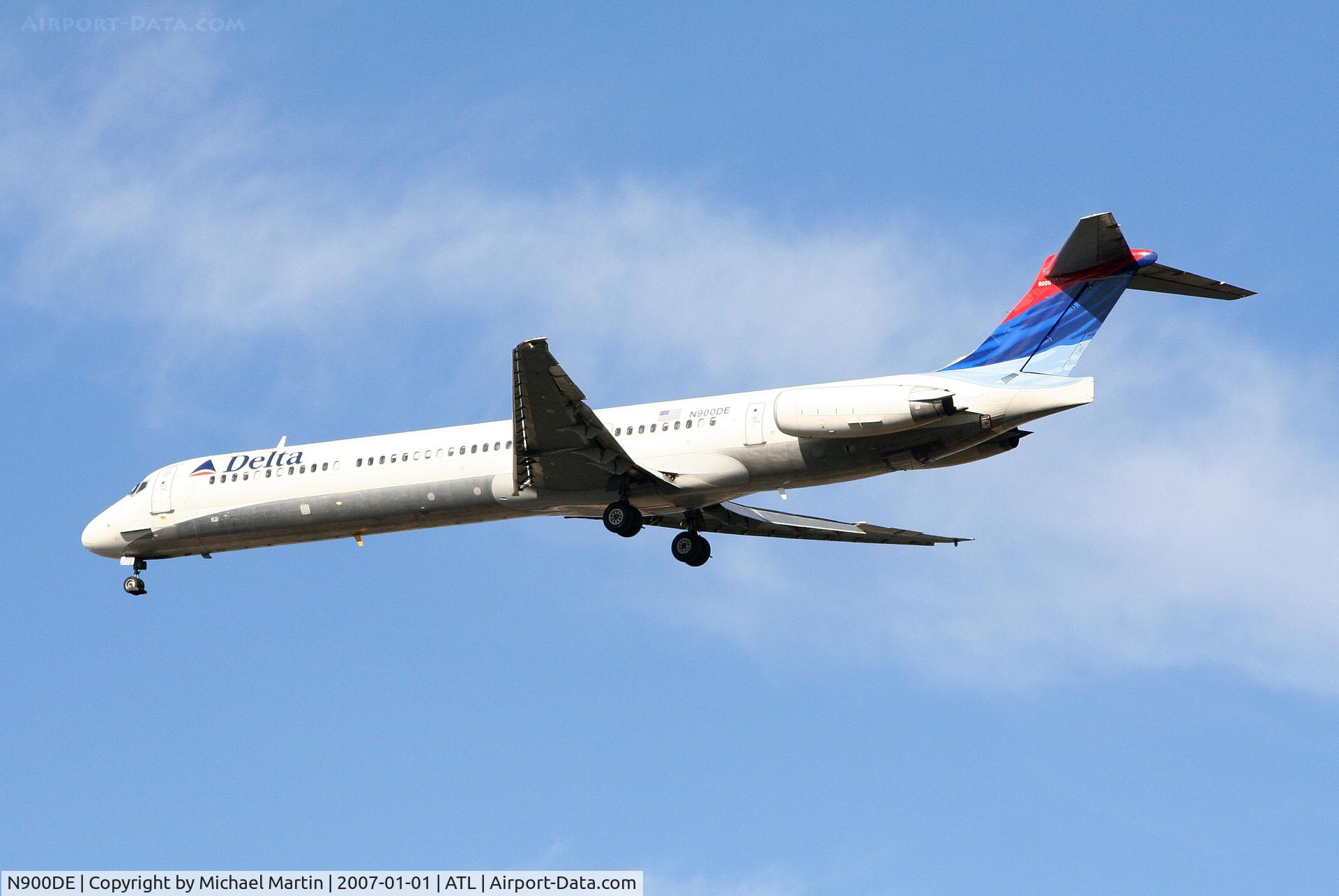 N900DE, 1992 McDonnell Douglas MD-88 C/N 53372, Over the numbers of 26L